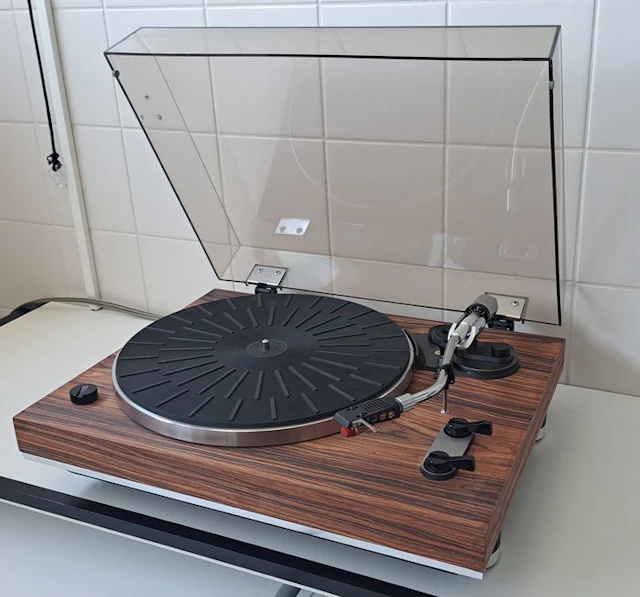 Akai - AP-100 2-Speed Semi-Automatic Belt-Drive Stereo Turntable