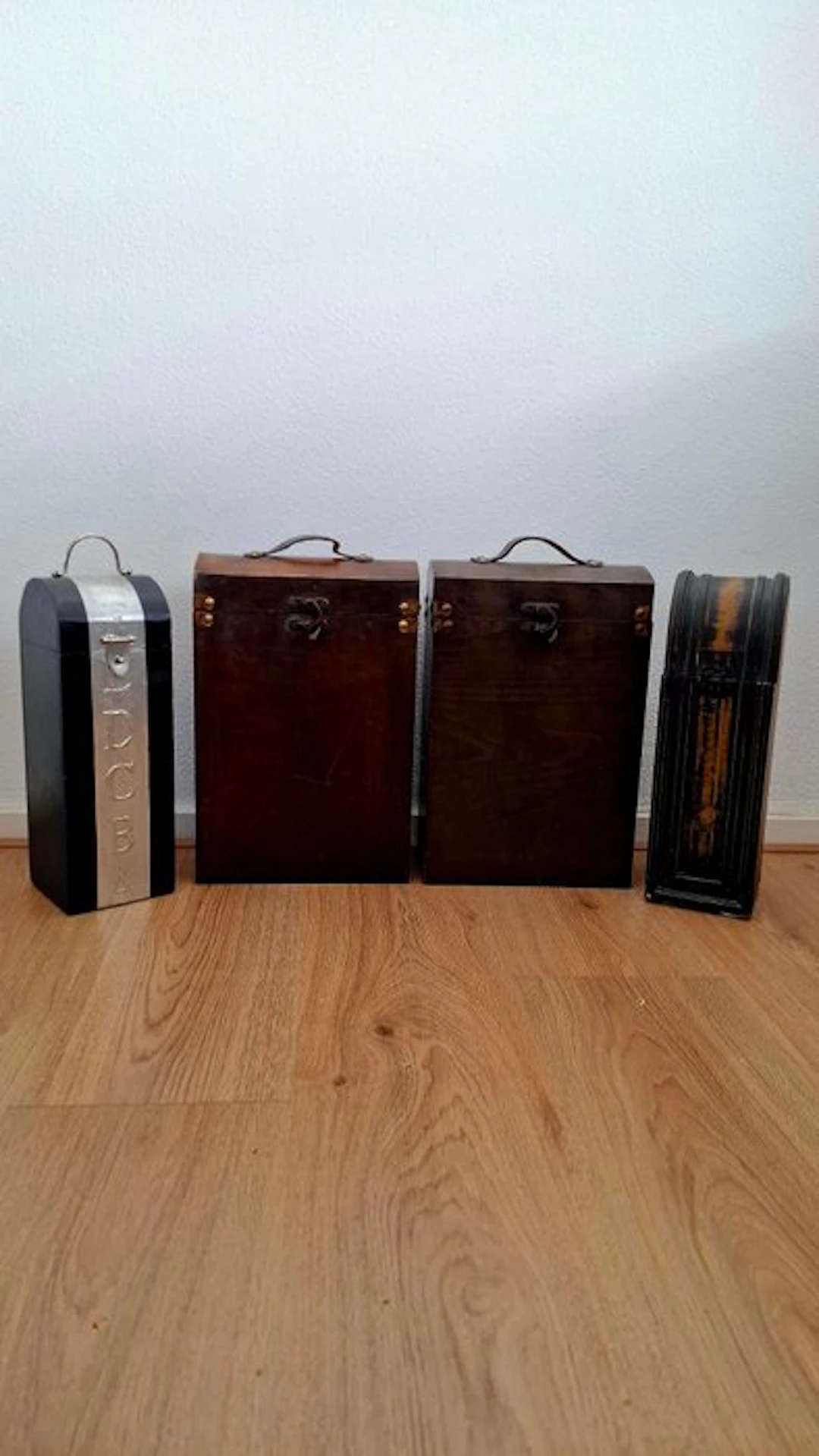 Decorative ornament (4) - Netherlands - Wine suitcases