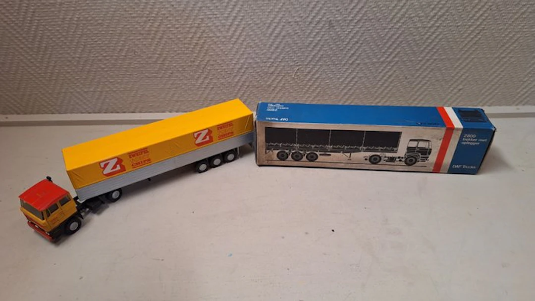 Lion Car nr 70 1:43 - Model truck - DAF 2800 trekker met oplegger