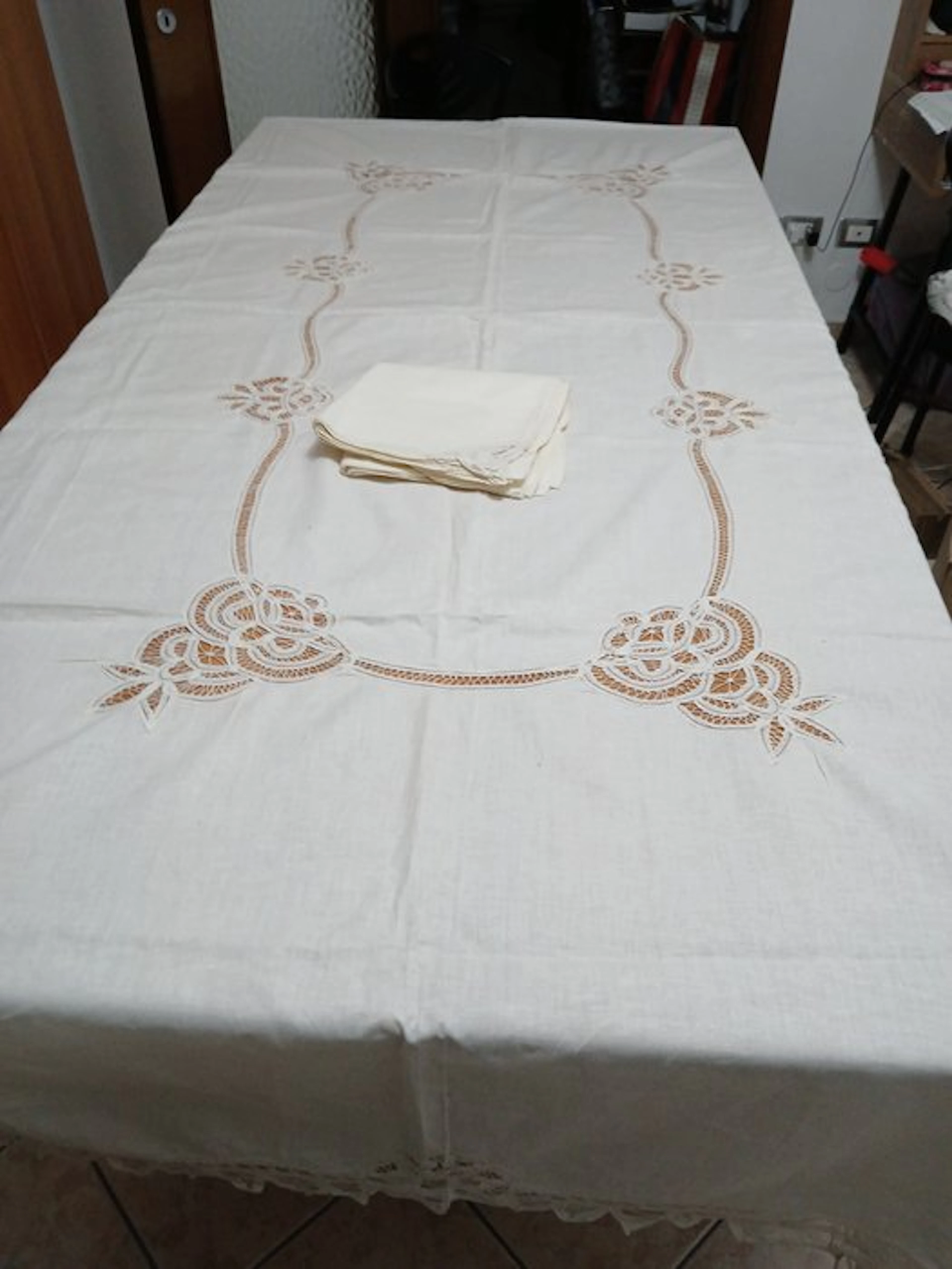 arigianato d'arte - Tablecloth (13) - 260 cm - 186 cm - Embroidery engraving