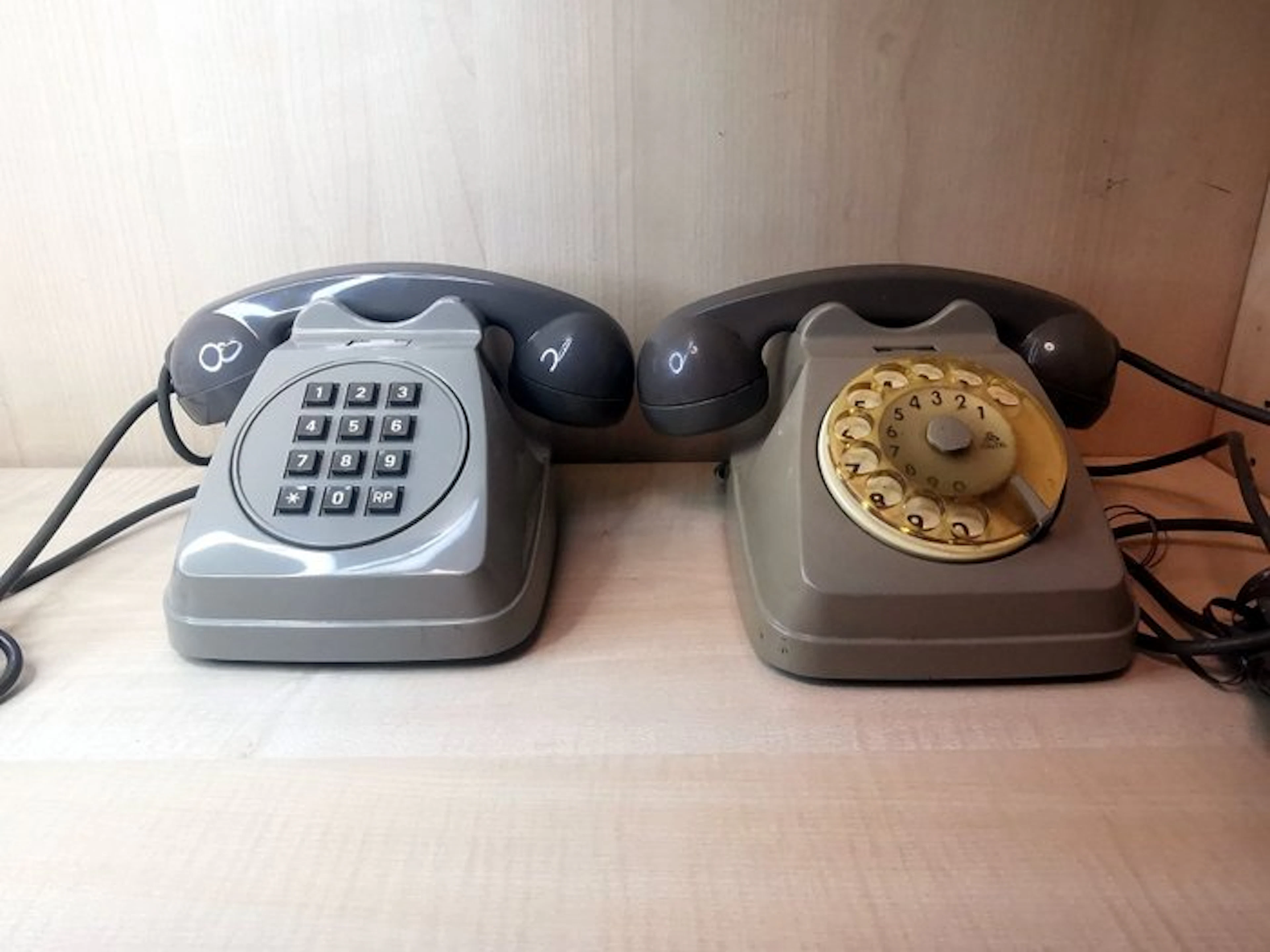 Analogue telephone - Bakelite - Lot of two vintage telephones