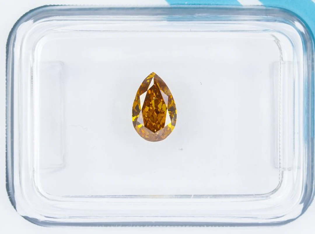No reserve price - 1 pcs Diamond (Natural coloured)...