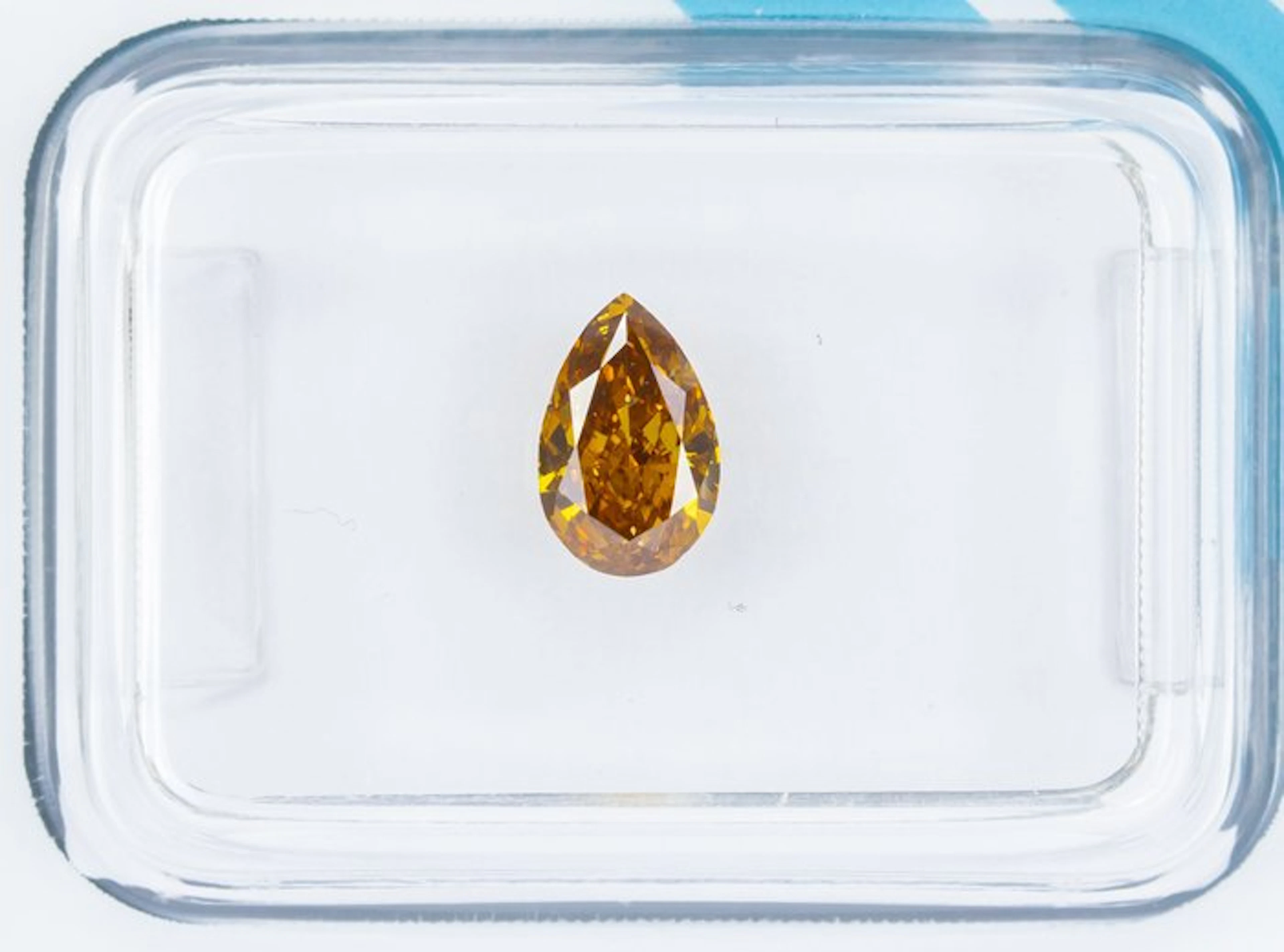 No reserve price - 1 pcs Diamond (Natural coloured)...