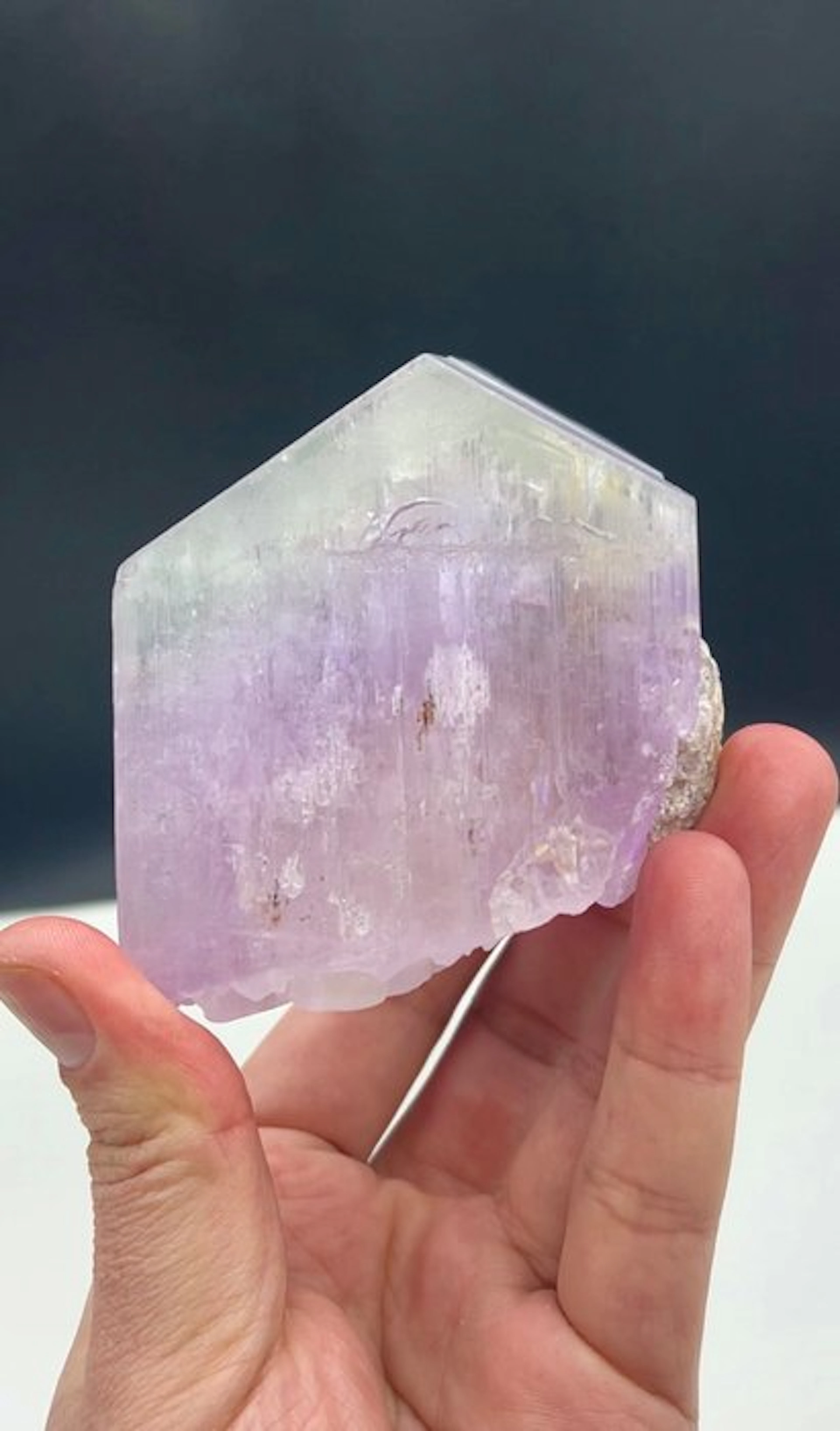 Bicolour kunzite Crystal - Height: 72 mm - Width: 68 mm- 510 g - (1)