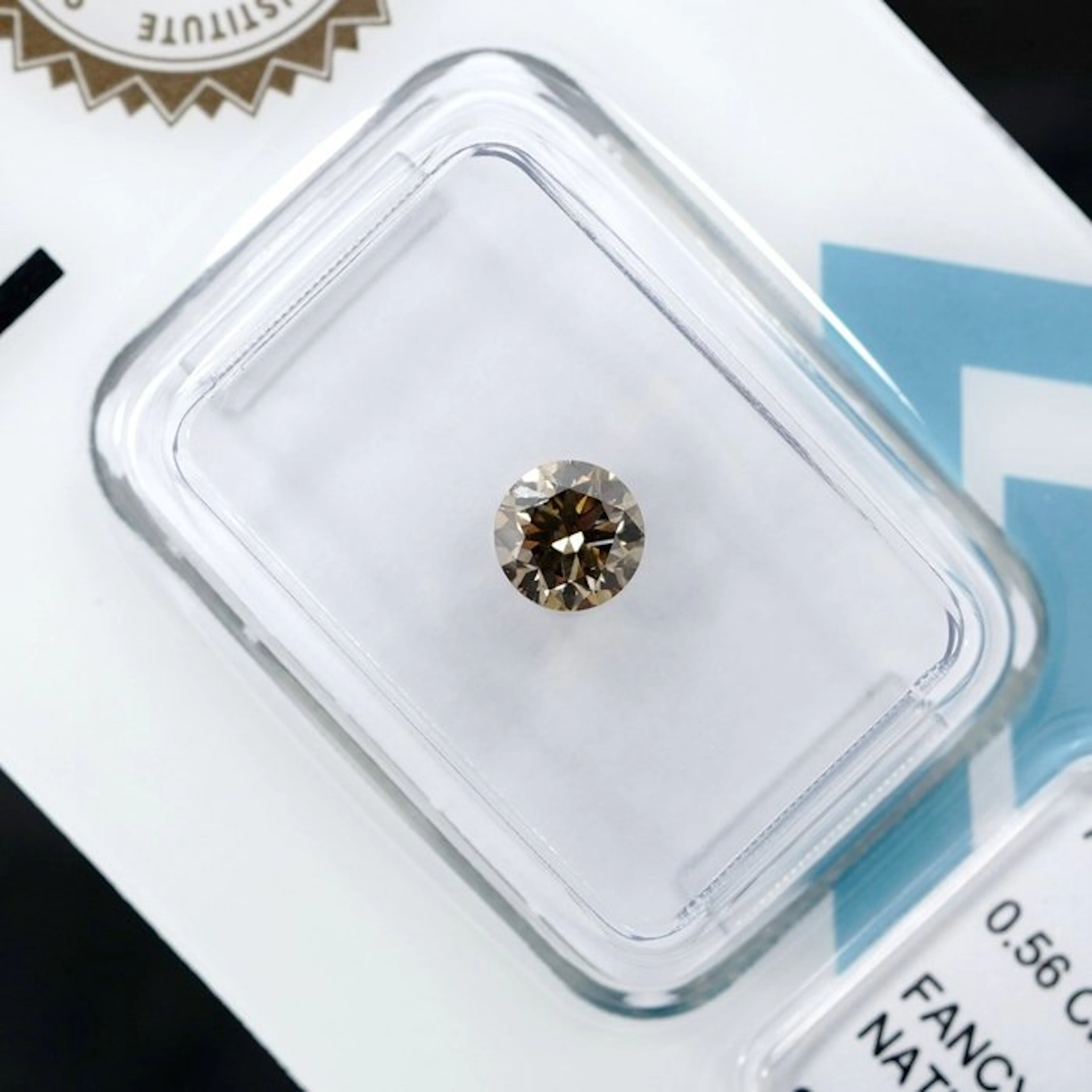 1 pcs Diamond (Natural coloured) - 0,56 ct - Round...