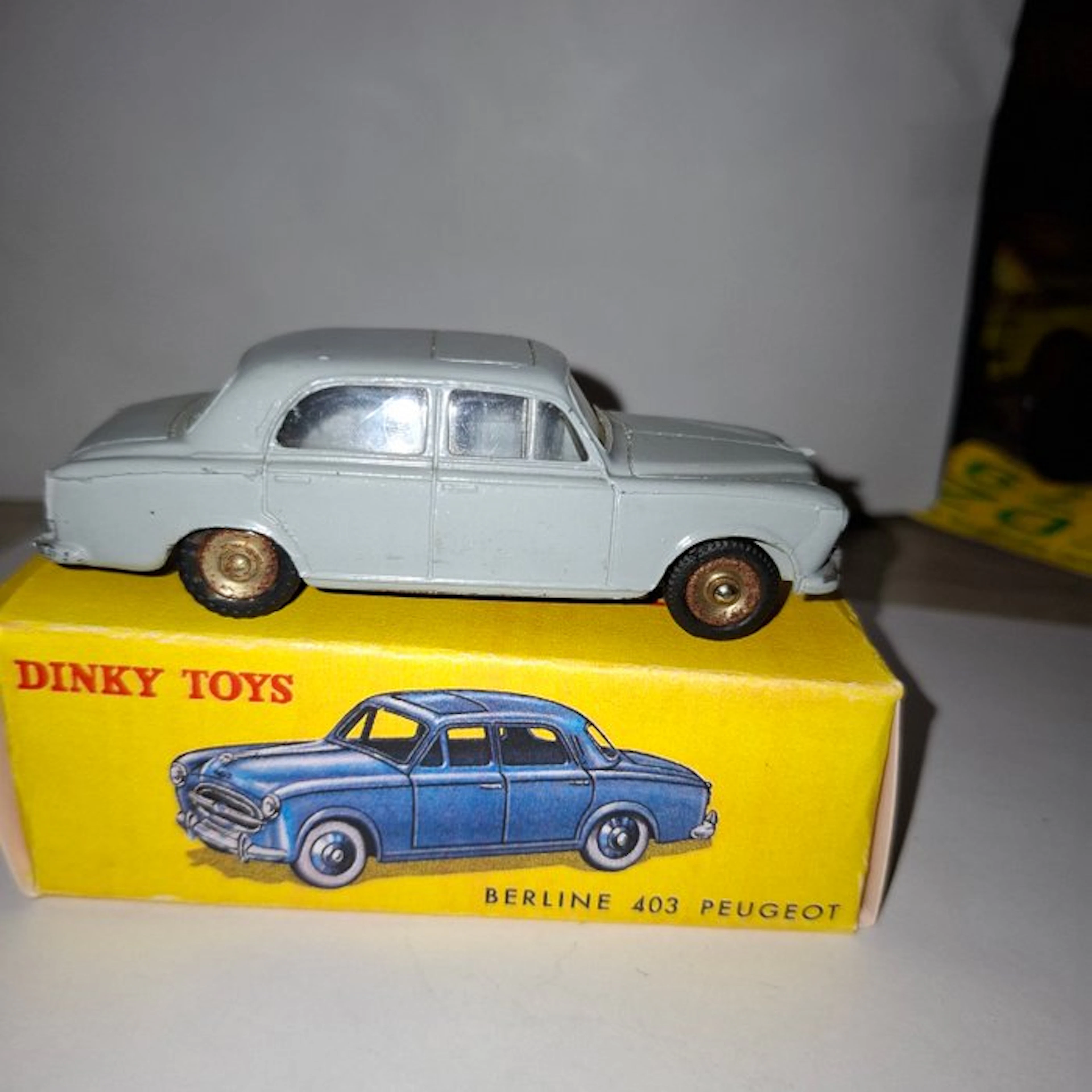 Dinky Toys 1:43 - Model car - Berline 403 Peugeot