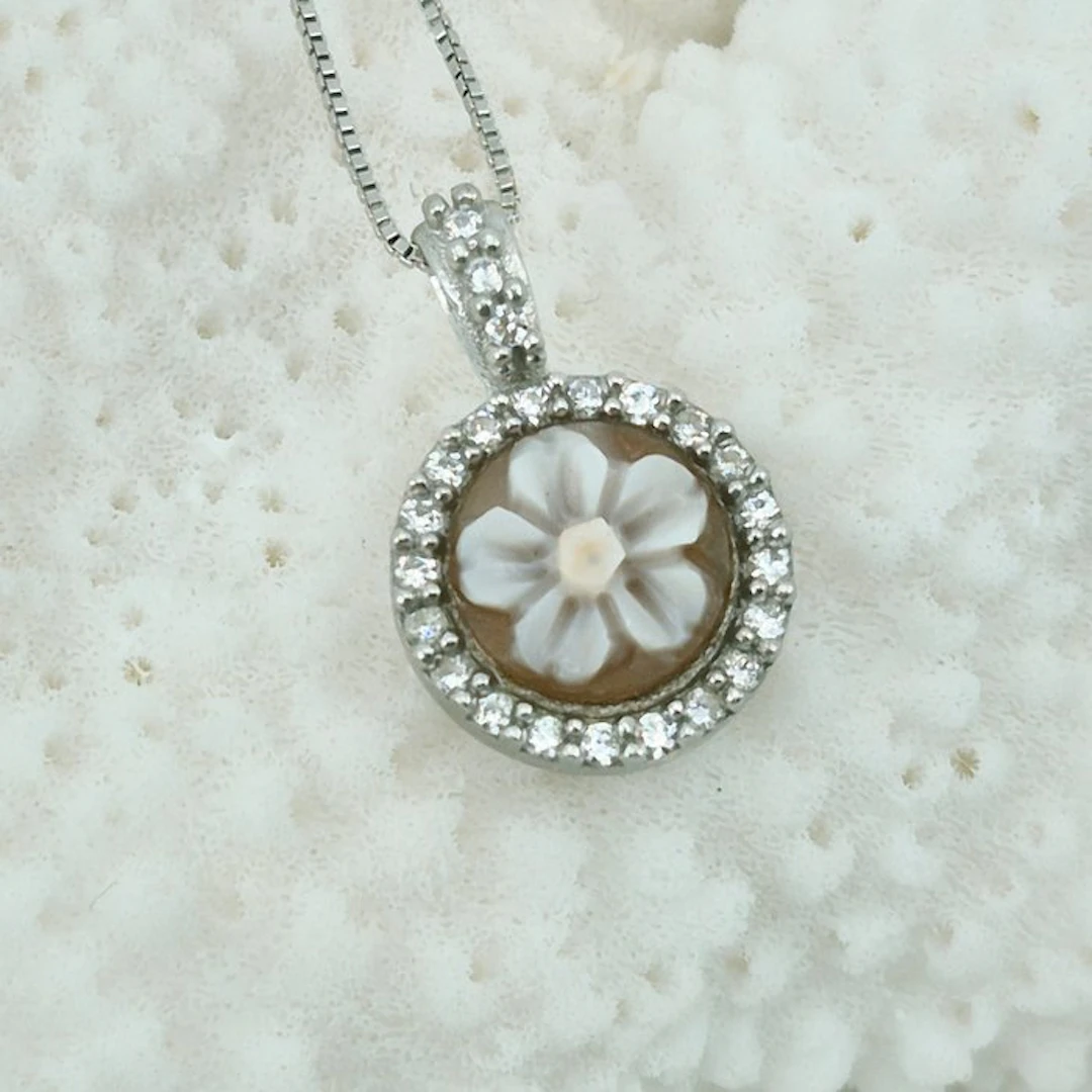 Silver, No Reserve - Necklace with pendant - Hand-engraved cameo