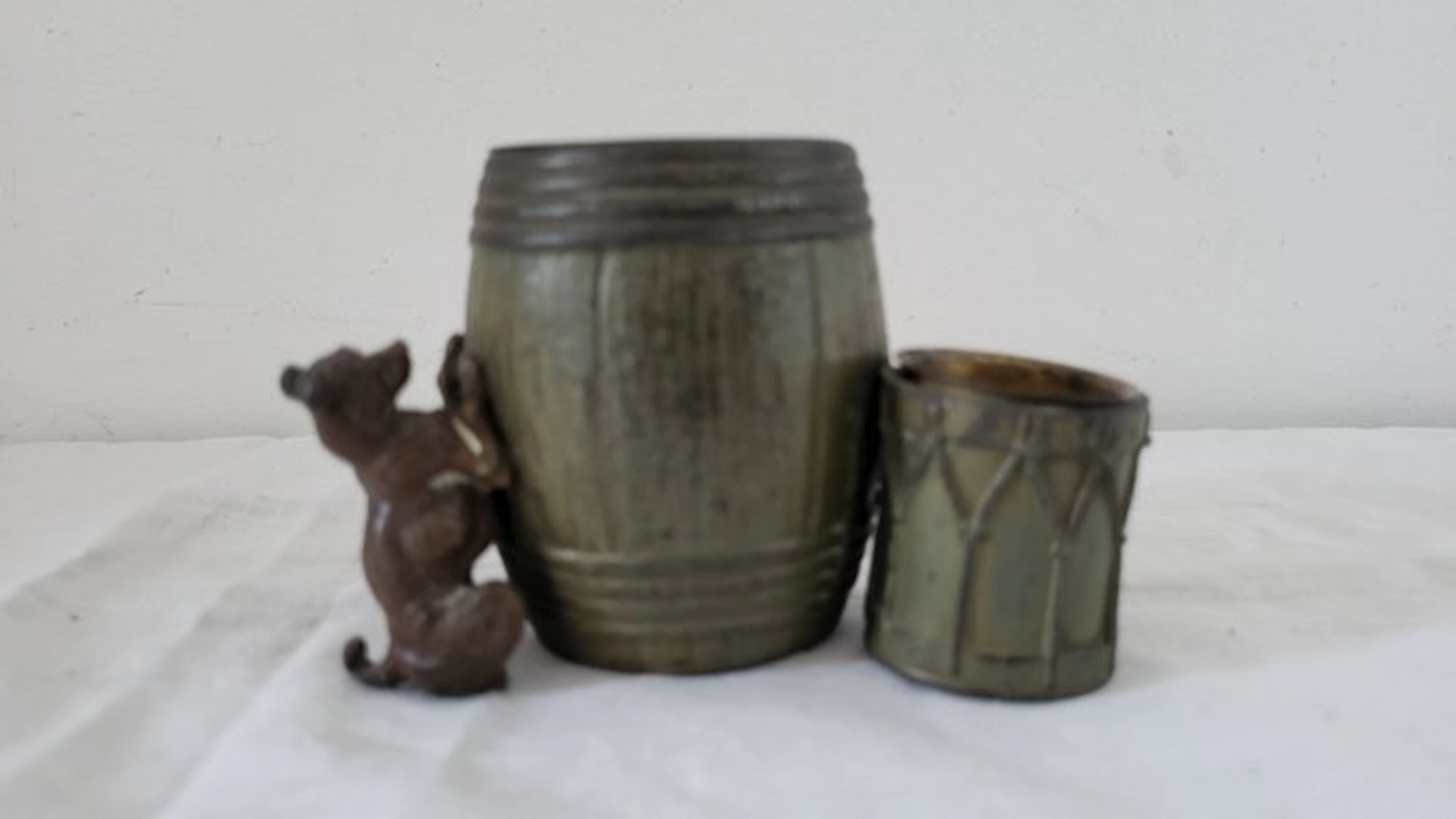 Sculpture, pyrogène chien tonneau - 7 cm - Metal