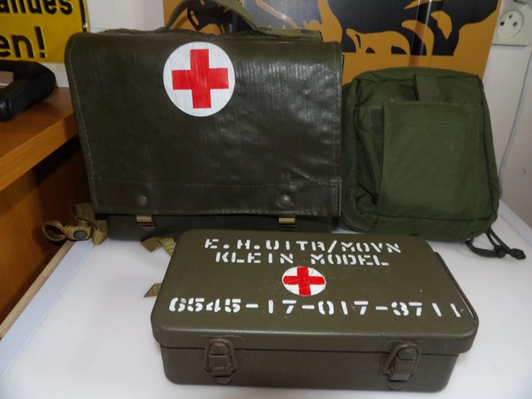1 Army First Aid Vehicle Box & 2 Army First Aid Bags. - Medical pouch