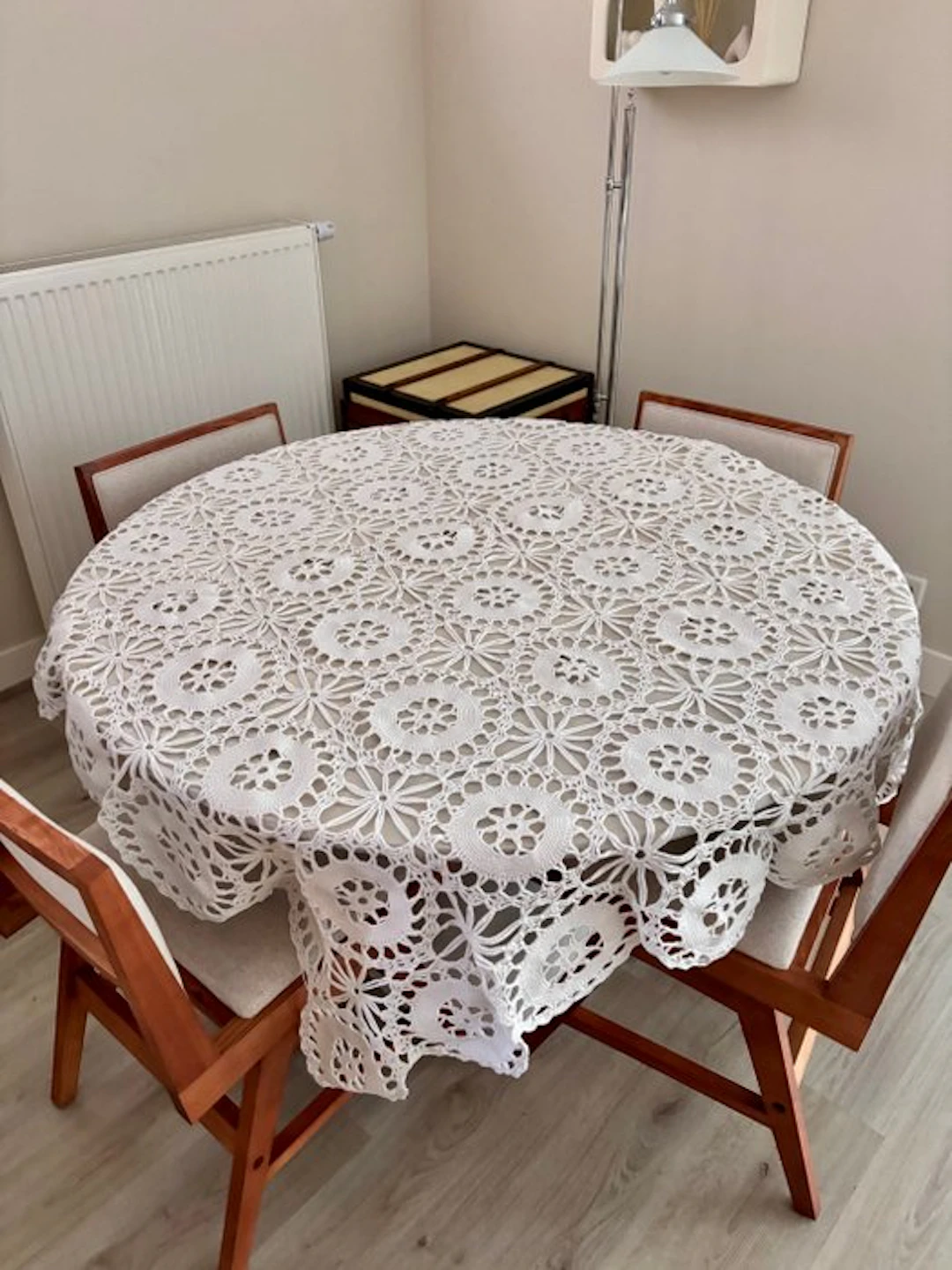 Large hand-crocheted white lace tablecloth – round /...