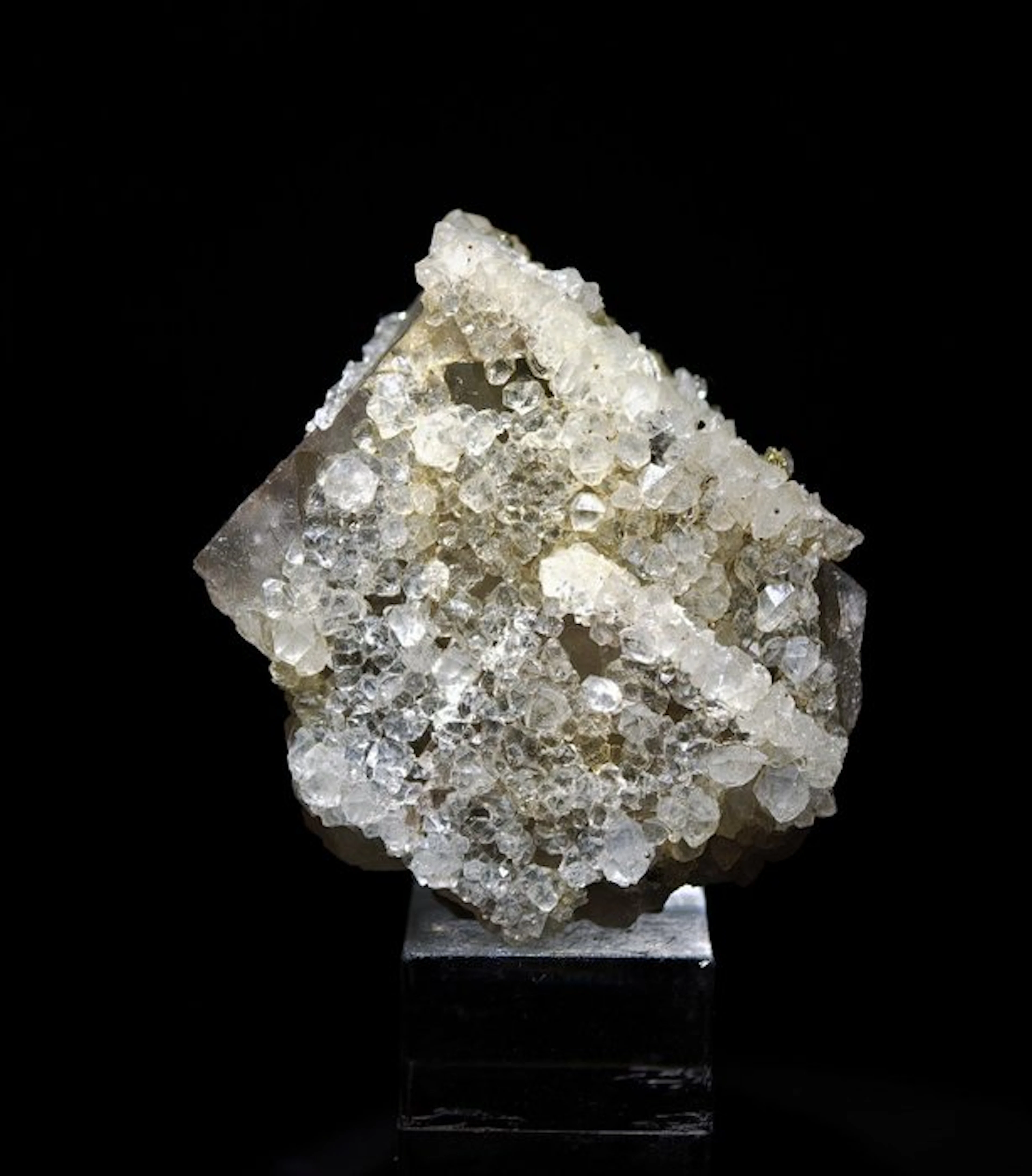 Rare cubic fluorite with quartz