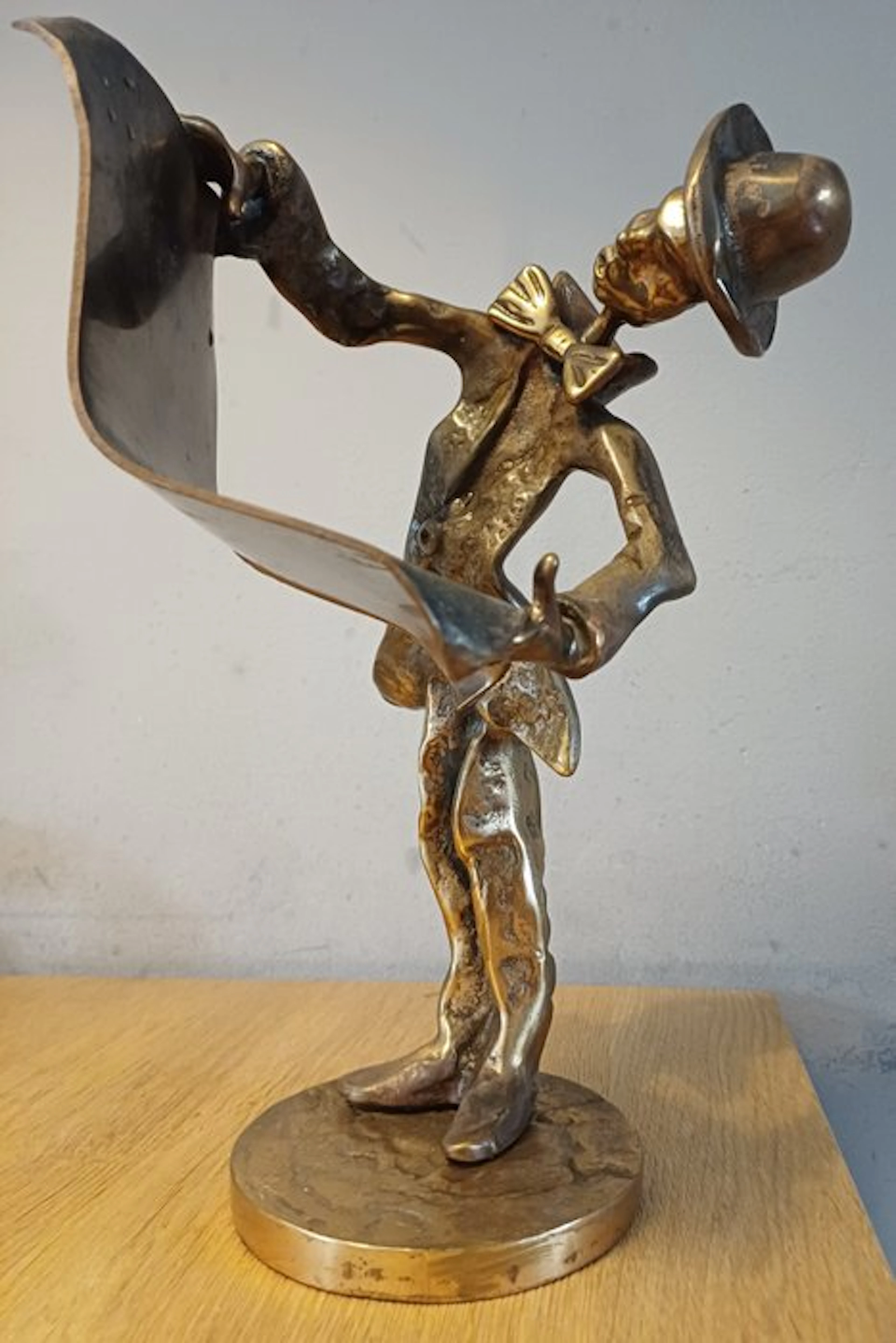 Yves Lohe (1947) - Sculpture, – Lecteur du journal - 27 cm - Patinated bronze