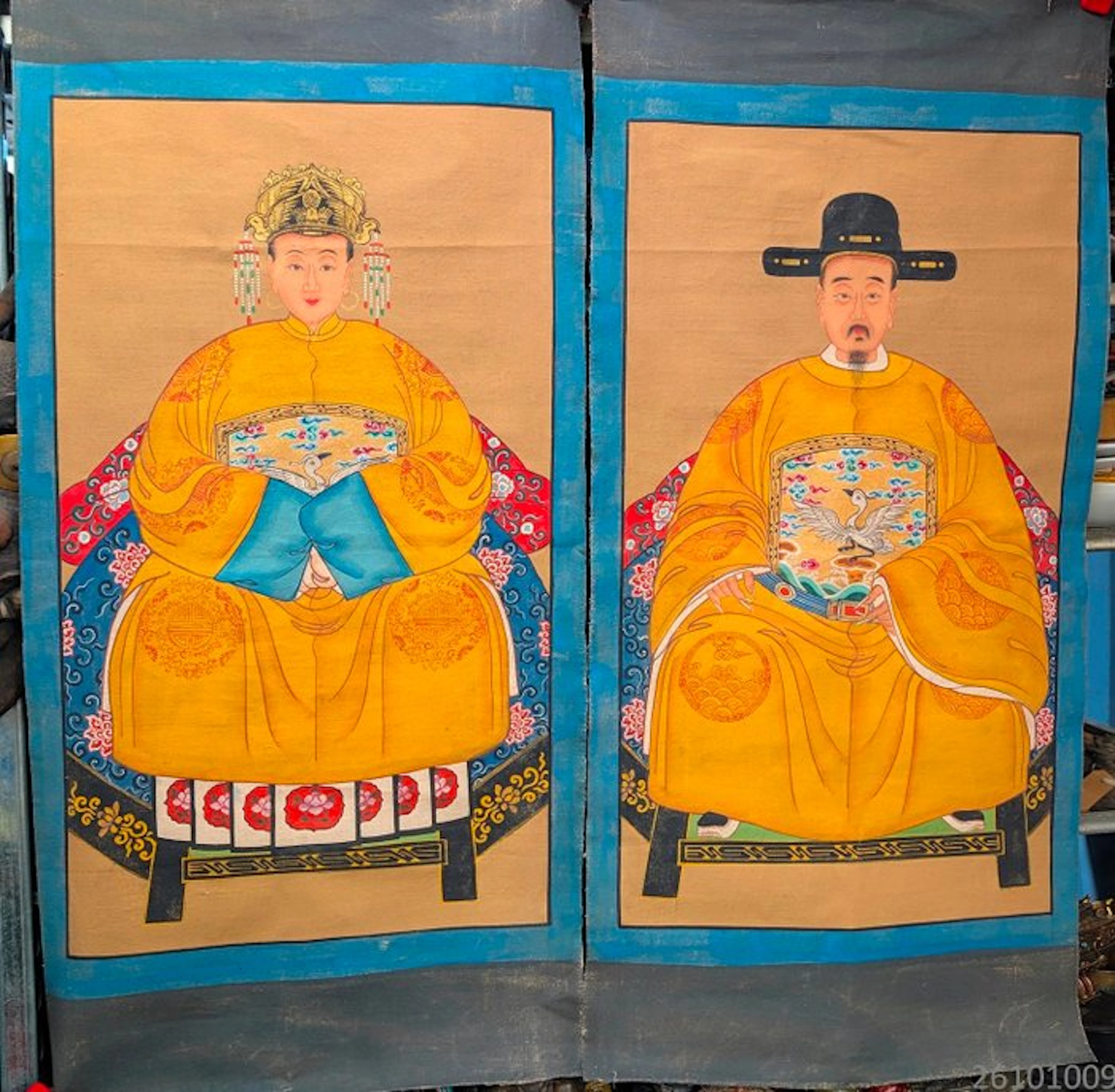 2x schilderijen tonen een paar in formele kleding