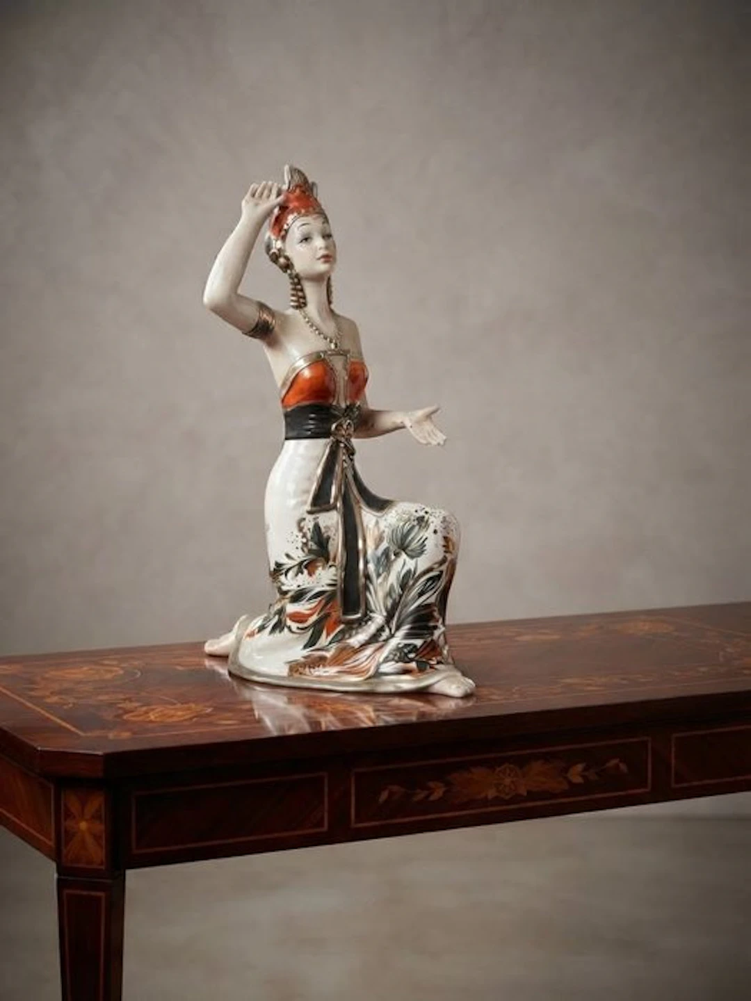 Capodimonte - Figure - Danzatrice inginocchiata - Biscuit porcelain