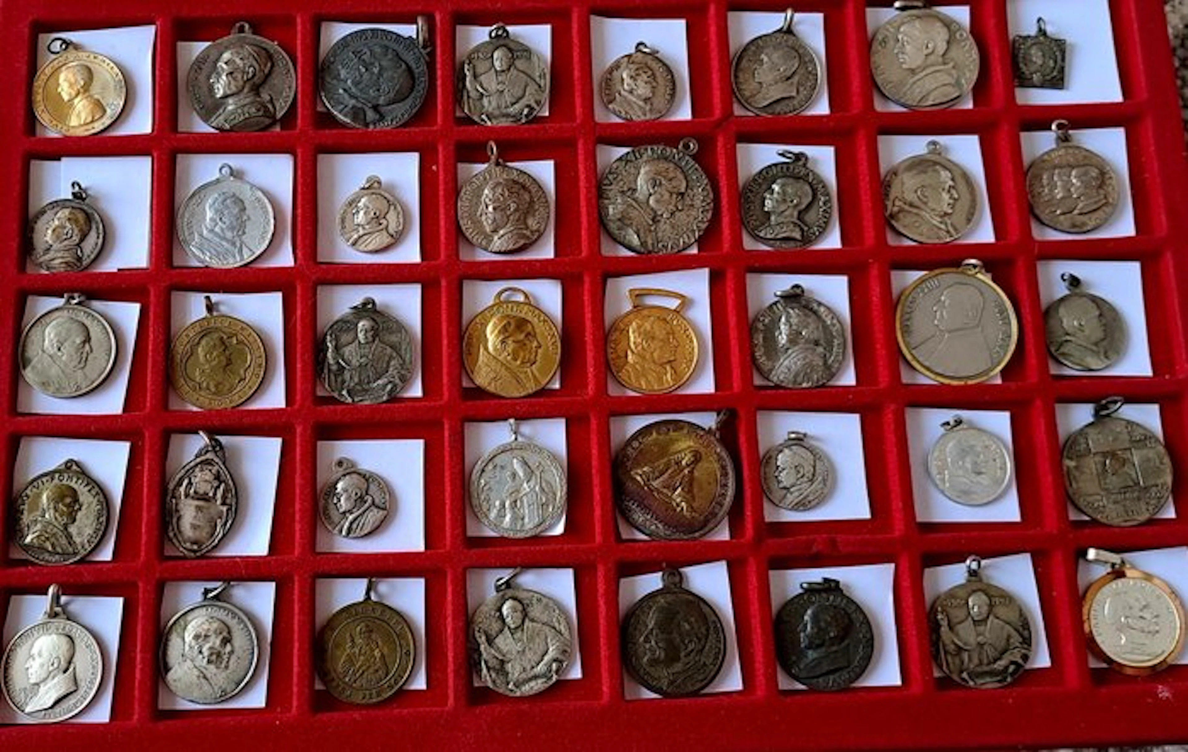 Vatican. Lotto di 40 Medaglie religiose