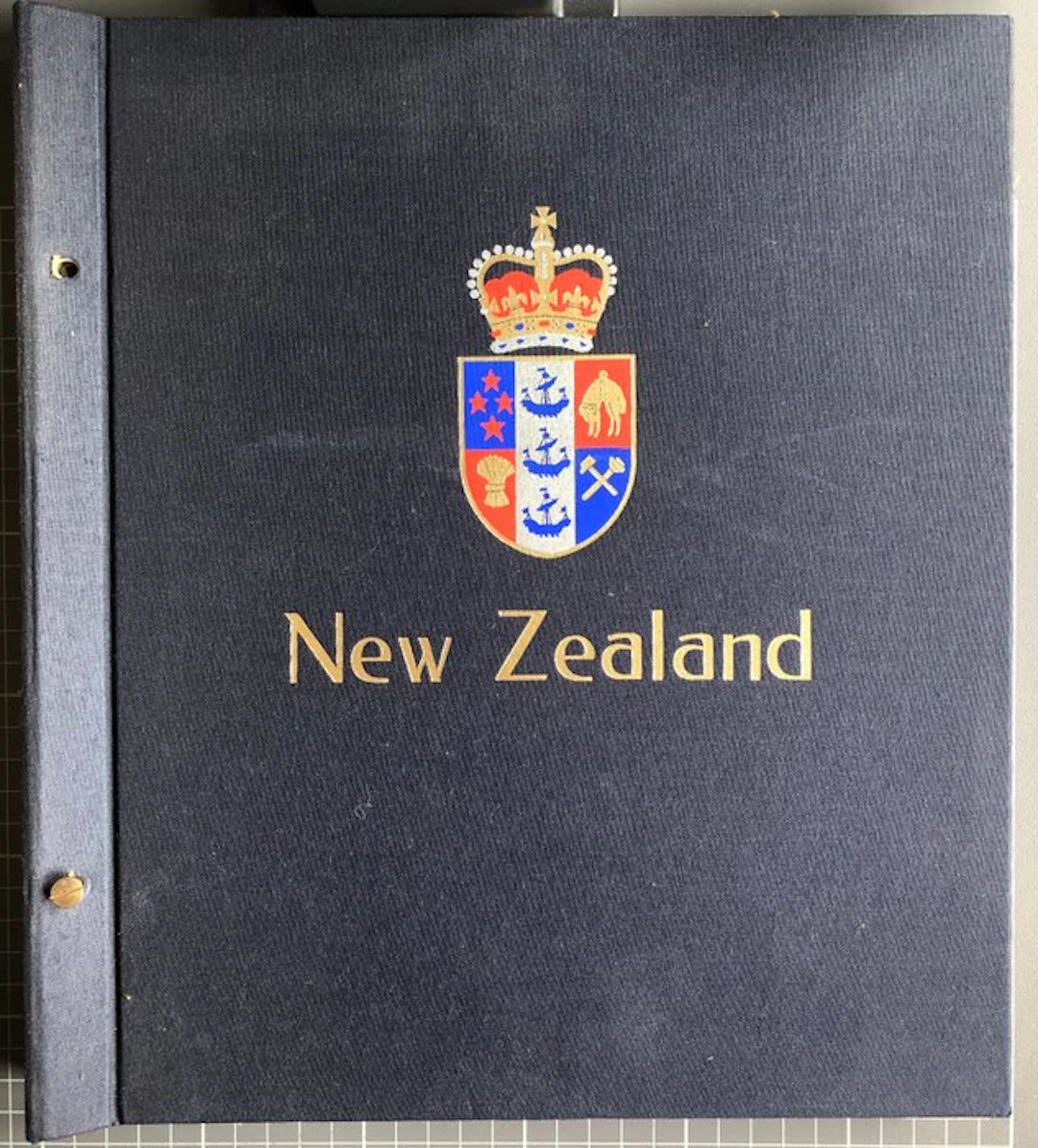 New Zealand 1870/1940 - Old collection with better stamps...