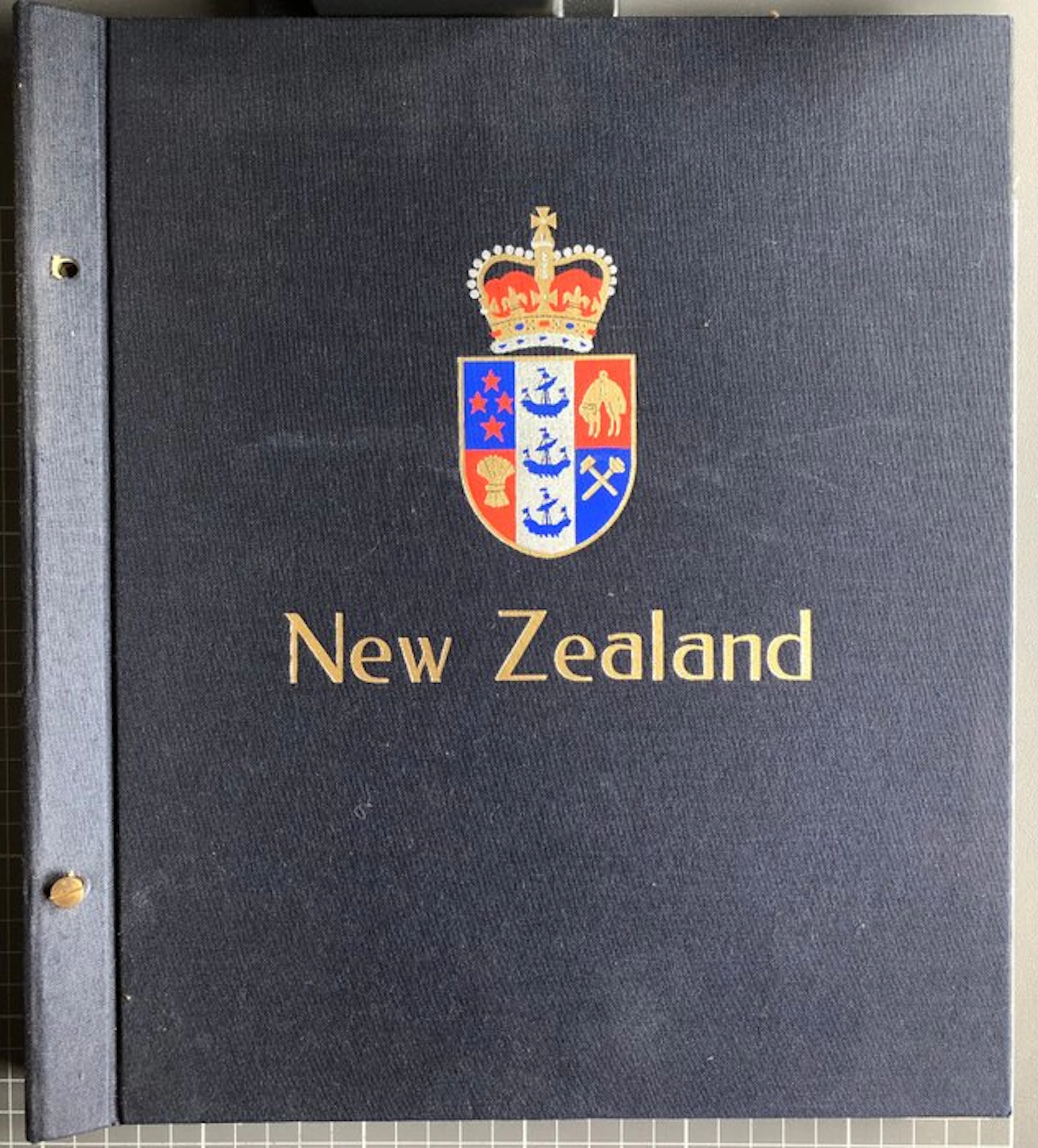 New Zealand 1870/1940 - Old collection with better stamps...
