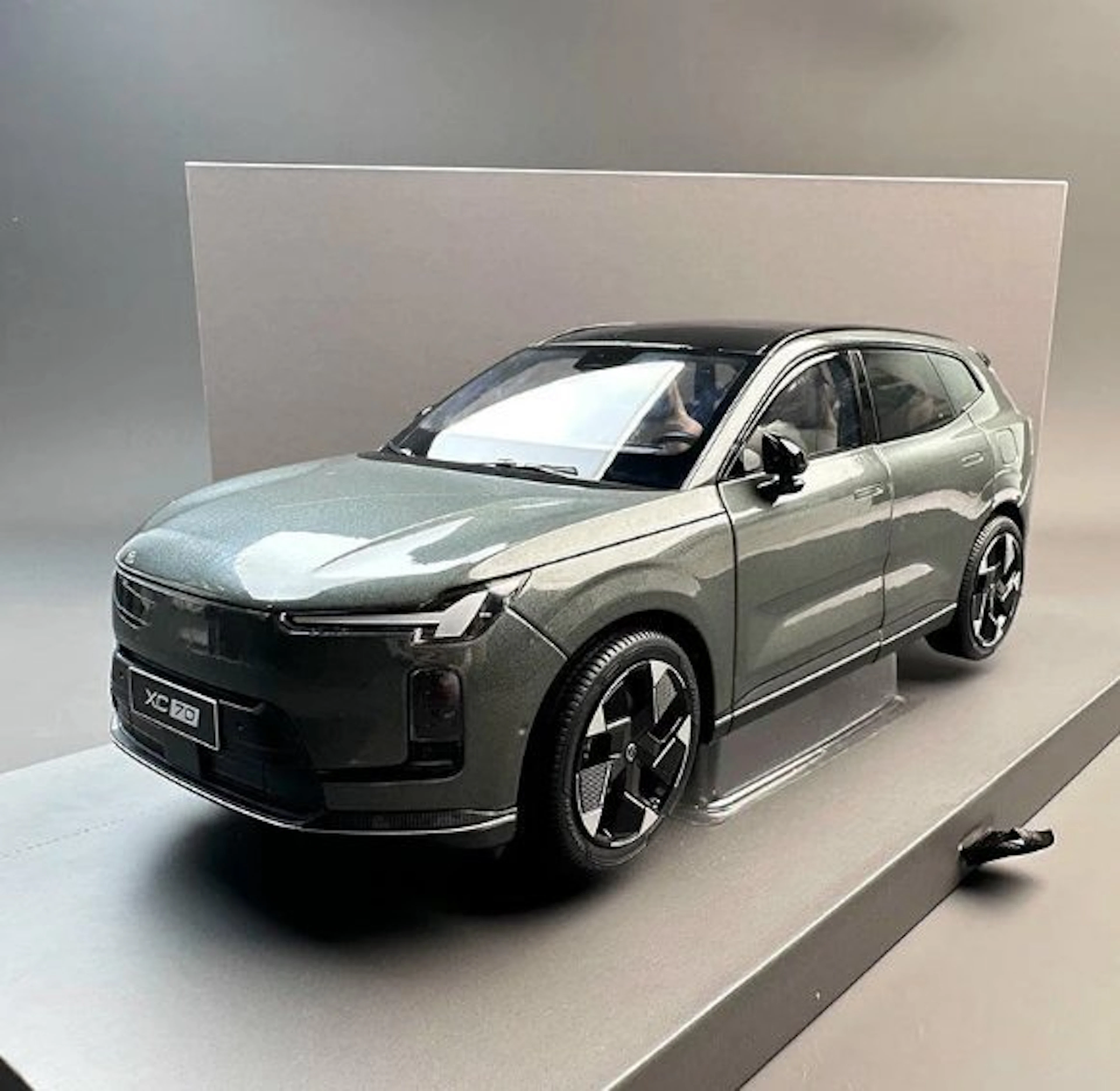 Volvo Dealer 1:18 - Model car - Volvo XC70 - 2026 - Forest Green metallic