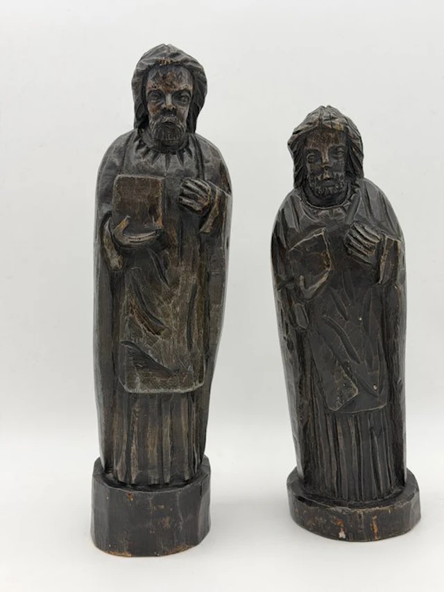 Sculpture, Twee handgesneden houten beelden van apostelen/heiligen