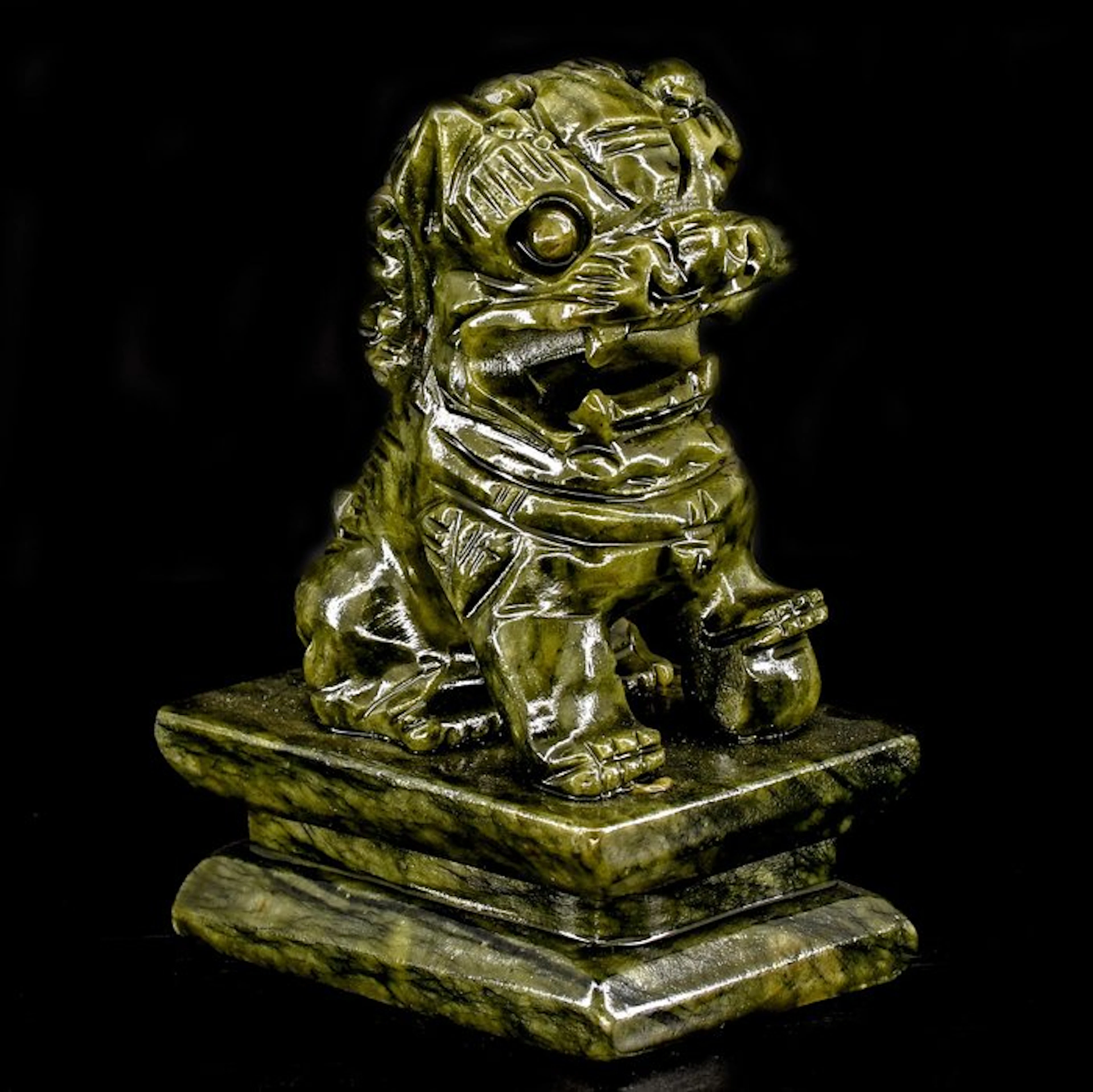 Finely detailed Nephrite Chinese guardian Pixiu - Height...