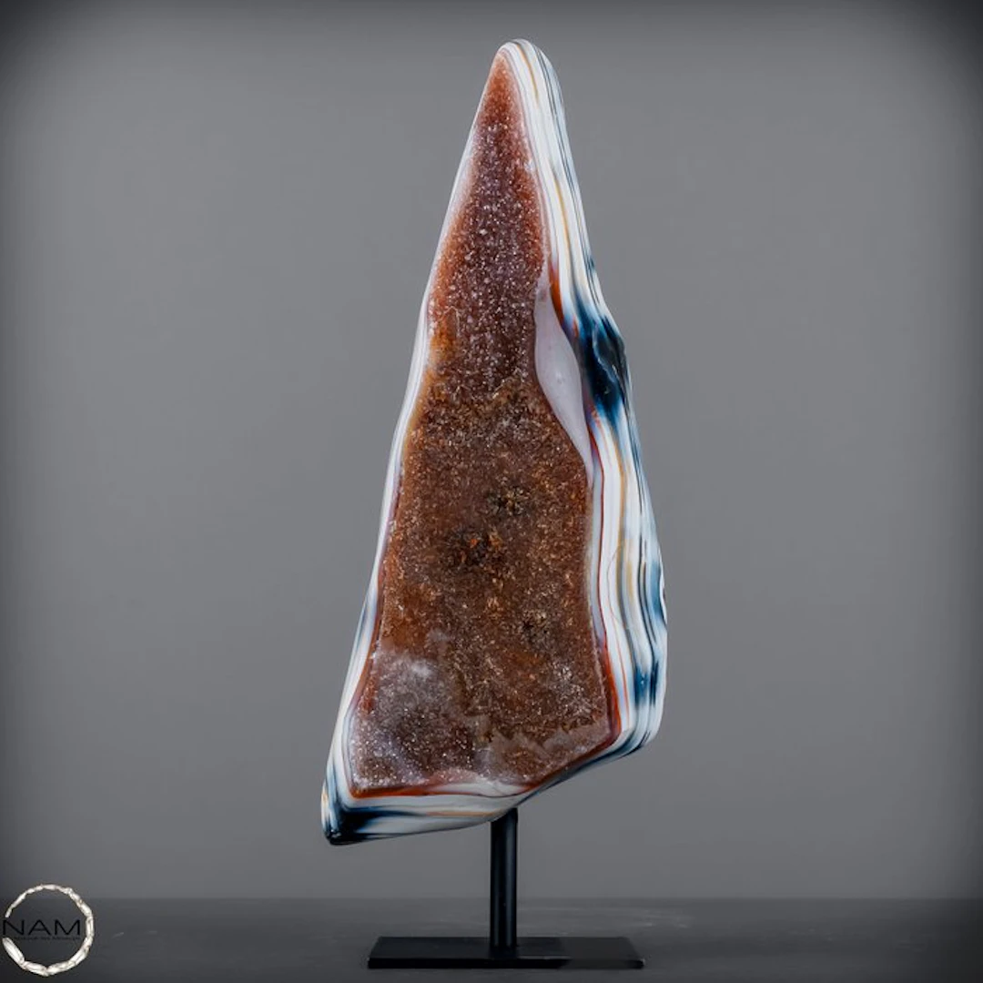 Extraordinary agate freeform with a sparkling crystal...
