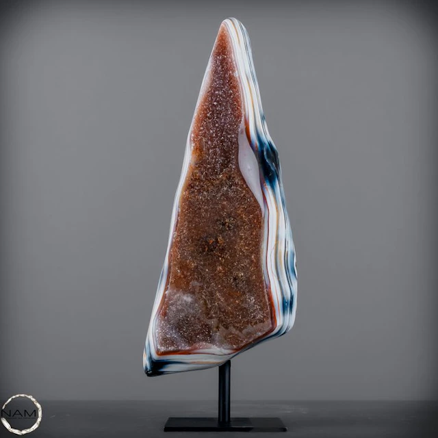 Extraordinary agate freeform with a sparkling crystal...