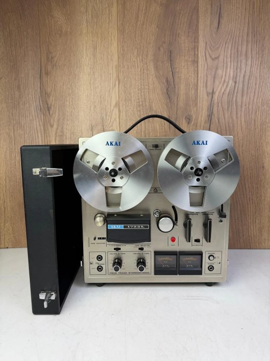 Akai - 1722-L - Amplified 4 track Portable Reel to reel deck 18 cm