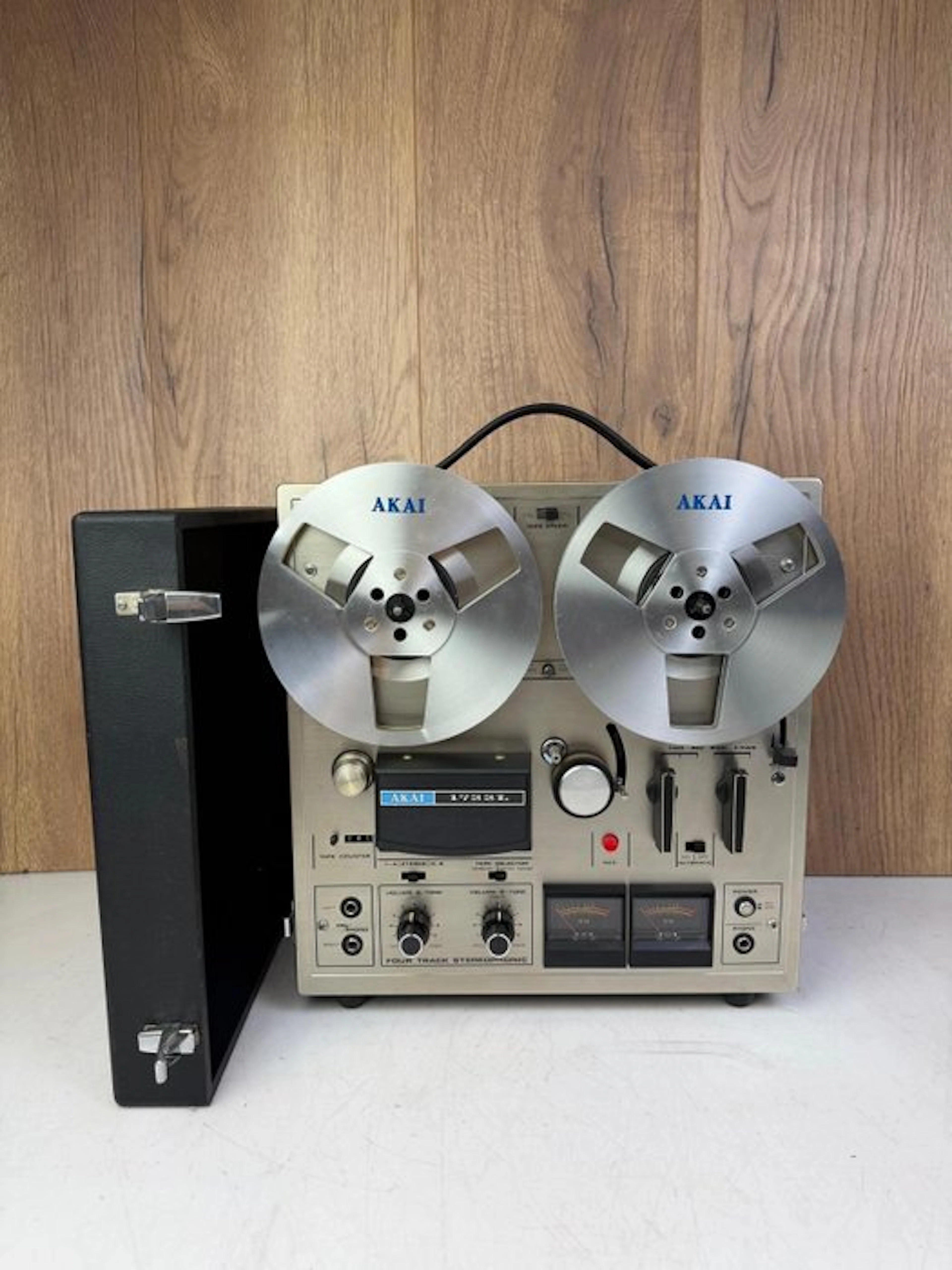 Akai - 1722-L - Amplified 4 track Portable Reel to reel deck 18 cm