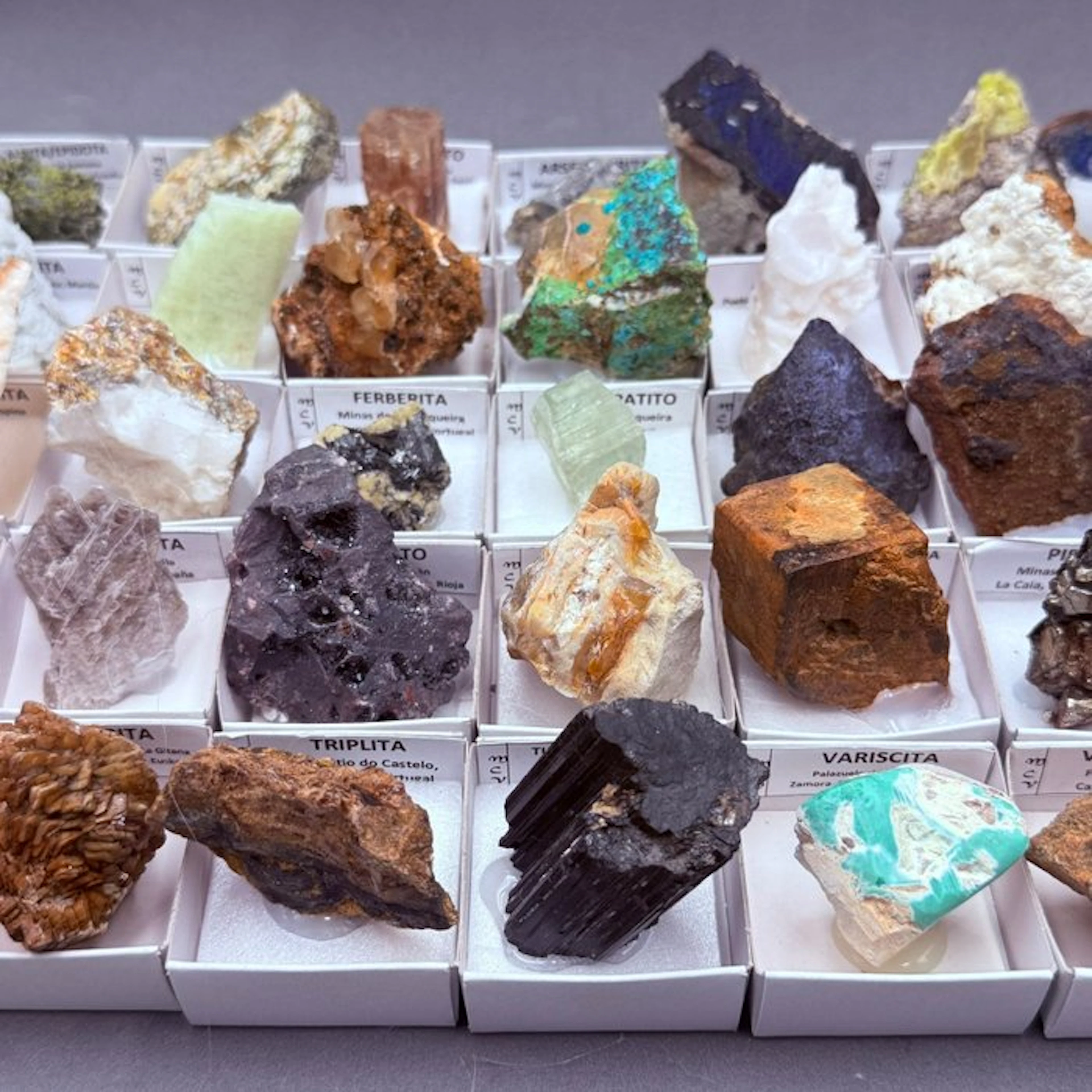 Mineral Collection- 2000 g - (35)