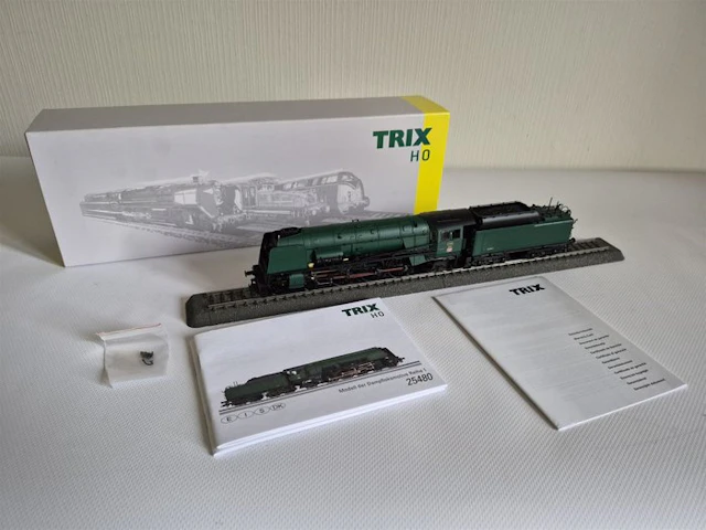 Trix H0 - 25480 - Steam locomotive with tender (1)...