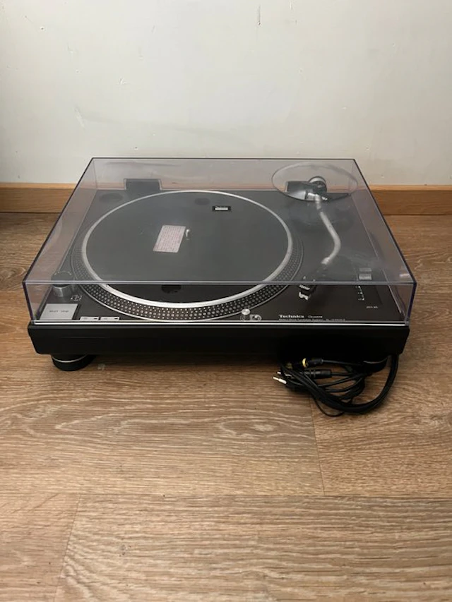 Technics - SL-1210MK2 Turntable