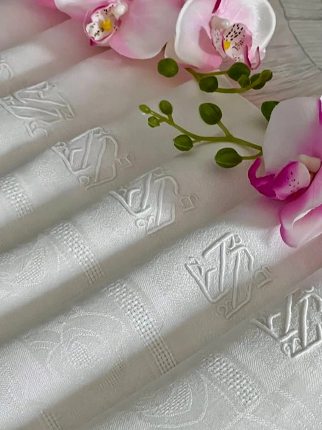 ** Tablecloth with ten linen napkins with Art Deco roses...