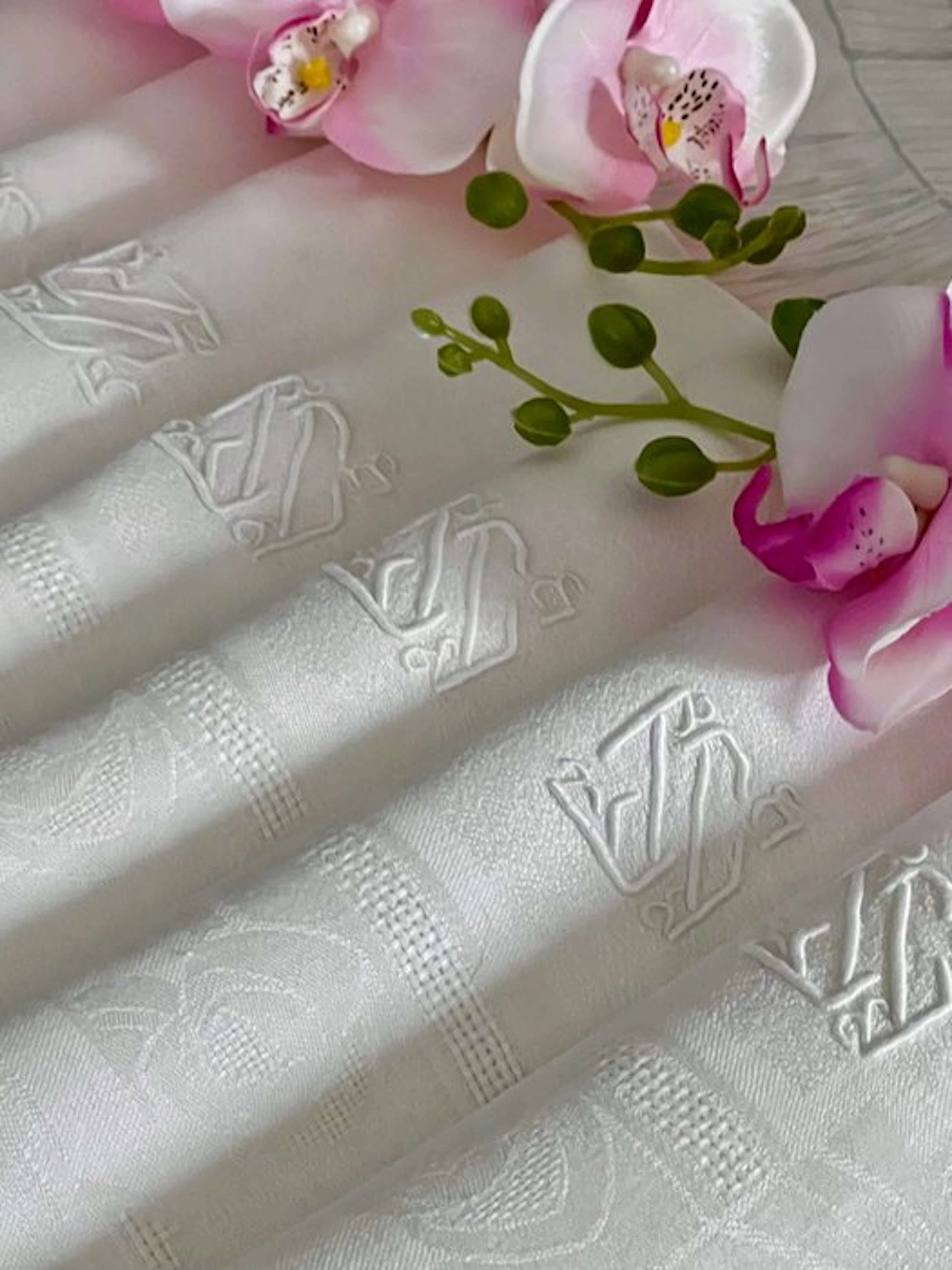 ** Tablecloth with ten linen napkins with Art Deco roses...