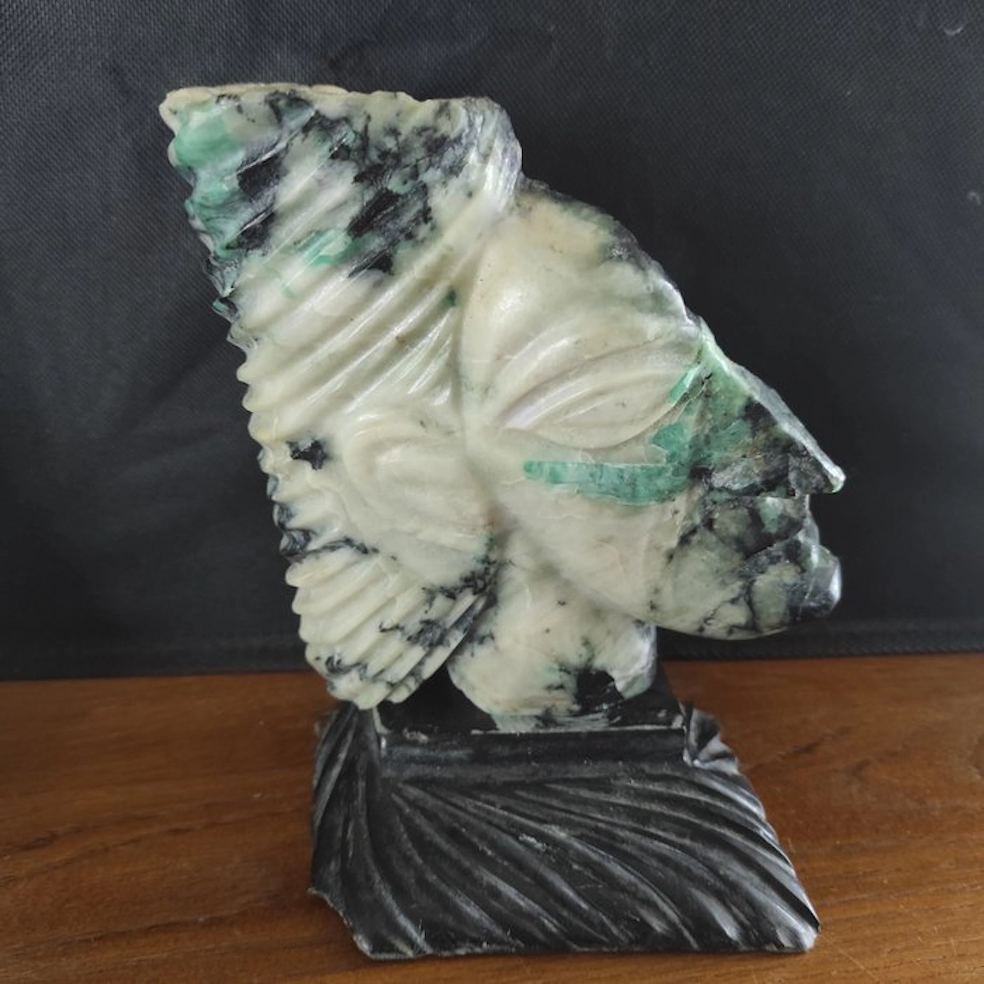 Emerald Indian face - Height: 16 cm - Width: 12 cm- 1310 g - (1)