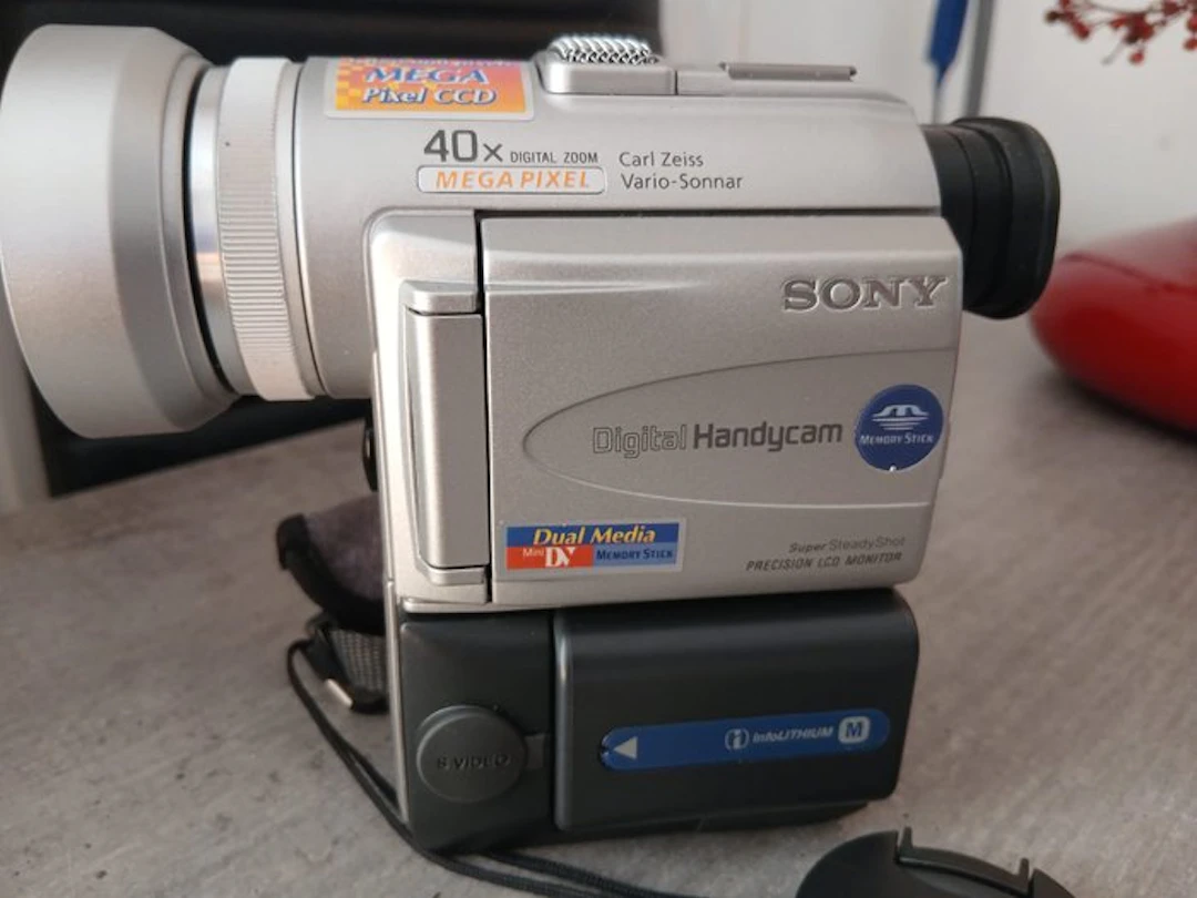 Sony DCR-PC-100E Digital video camera