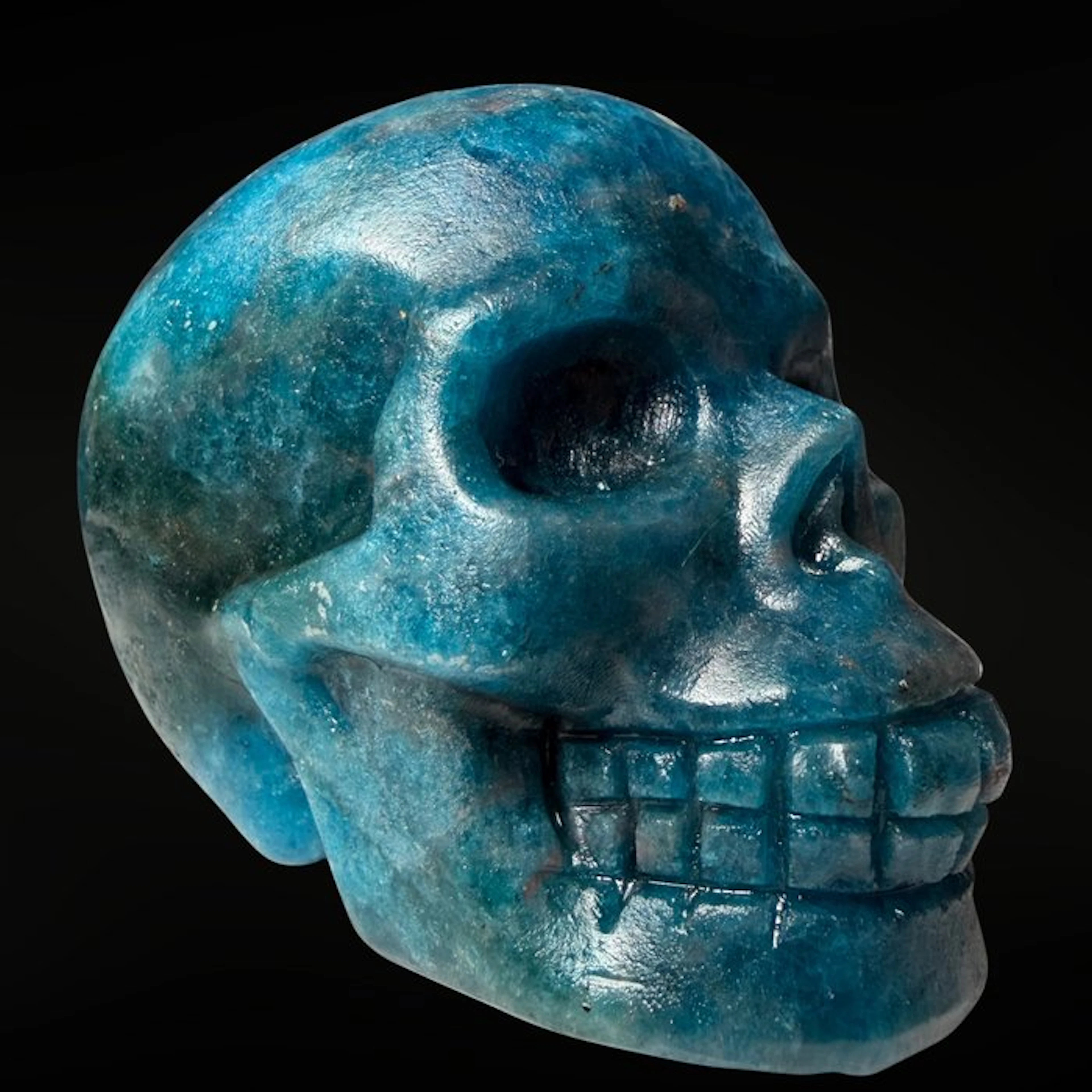 Skull and Apatite - premium Carving - Height: 60 mm - Width: 80 mm- 500 g - (1)