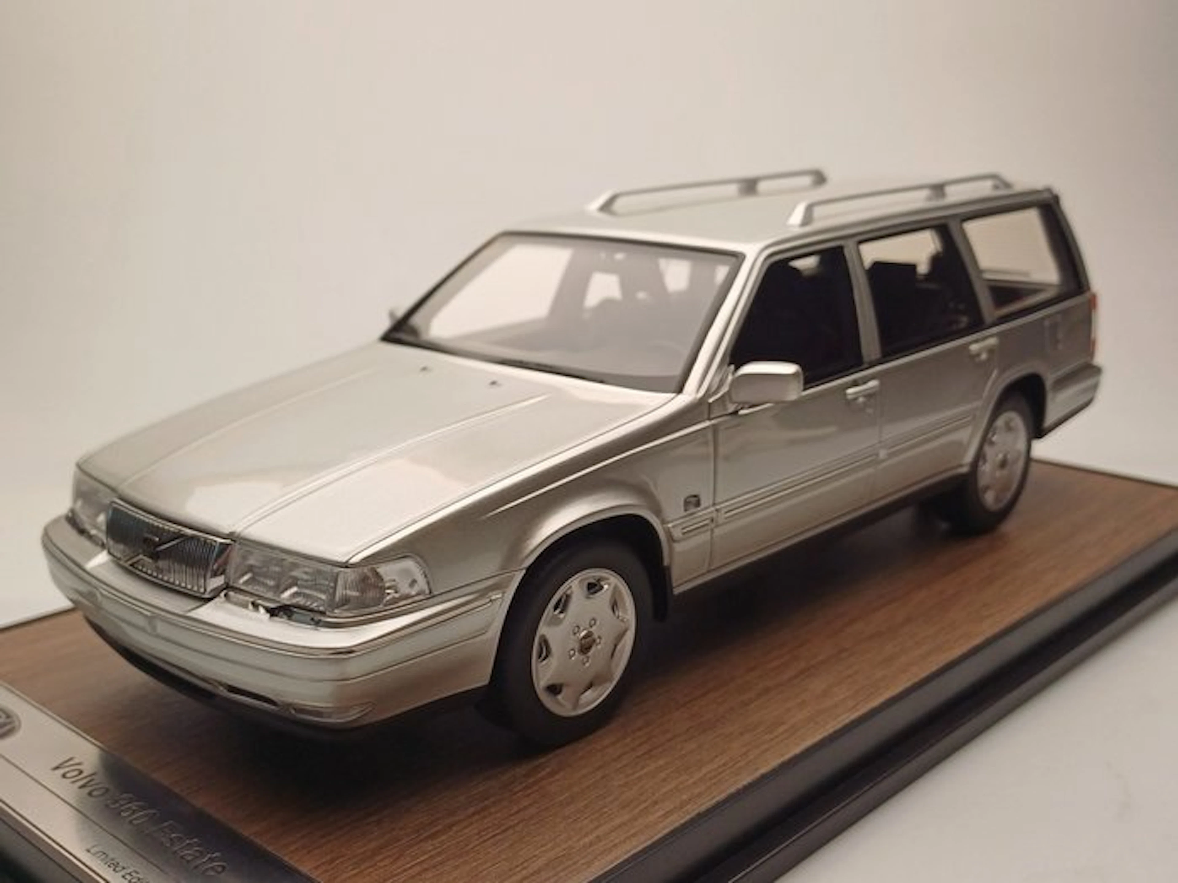Radscale 1:18 - Model car - Volvo 960 Estate - Zilver - Inclusief Vitrinebox