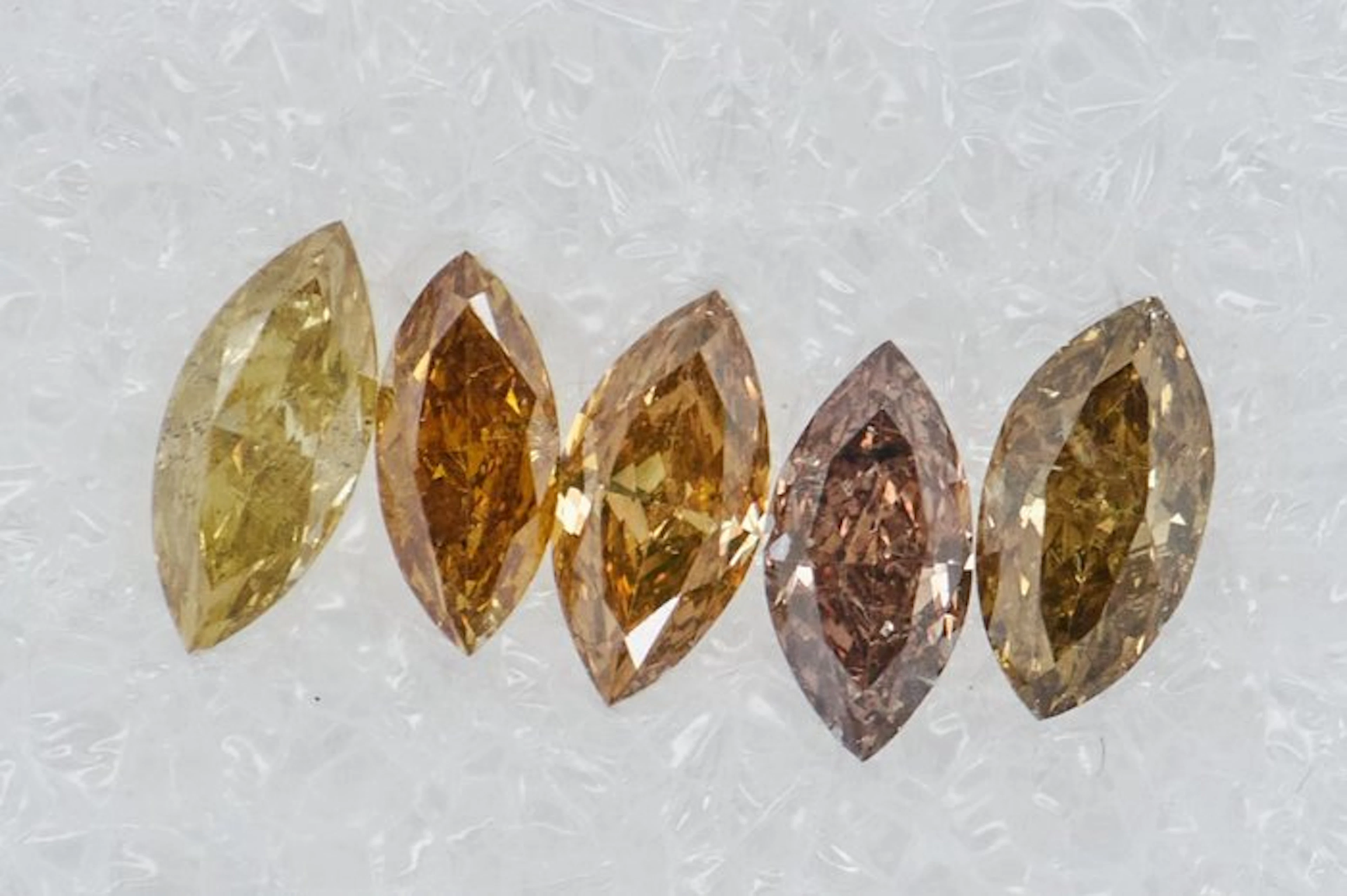 No reserve price - 5 pcs Diamond (Natural coloured)...