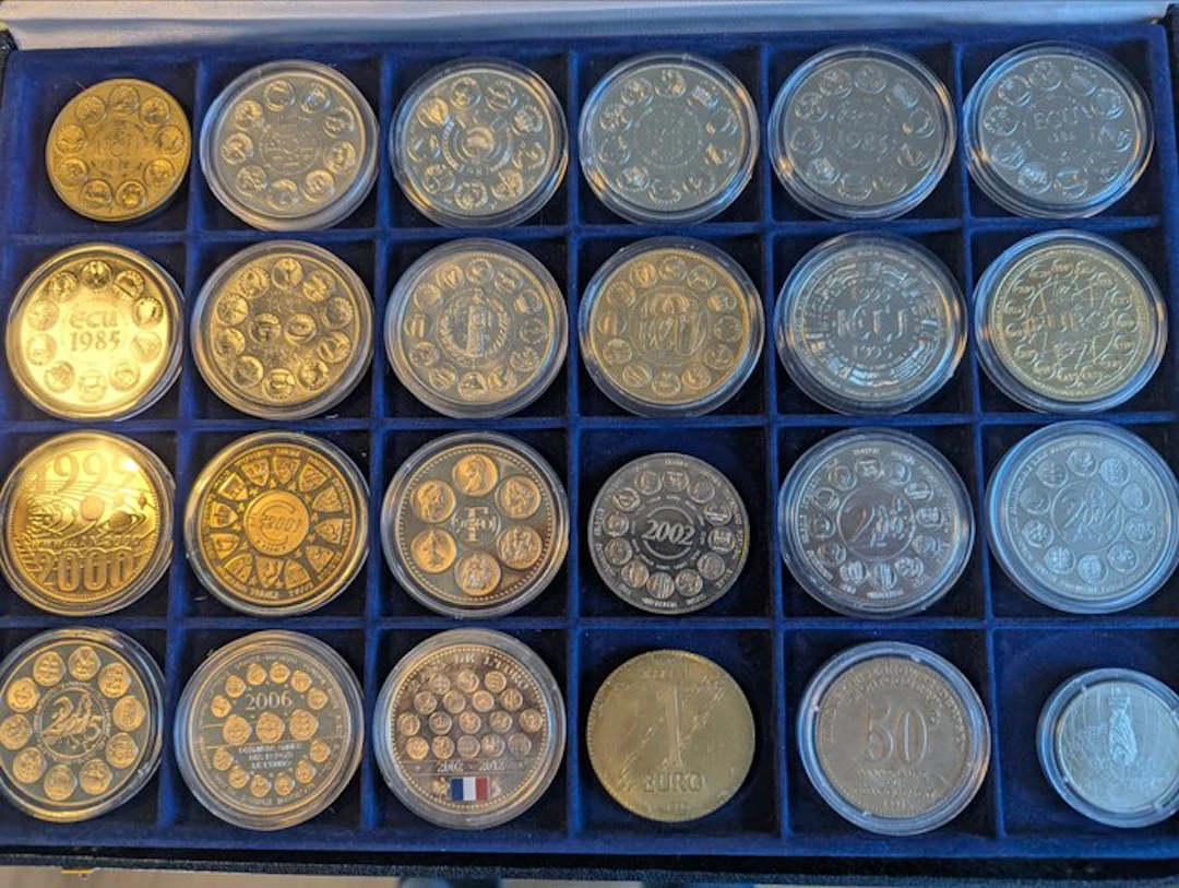 France. Coffret de 24 médailles (Ecu, Euro, Débarquement) (No reserve price)