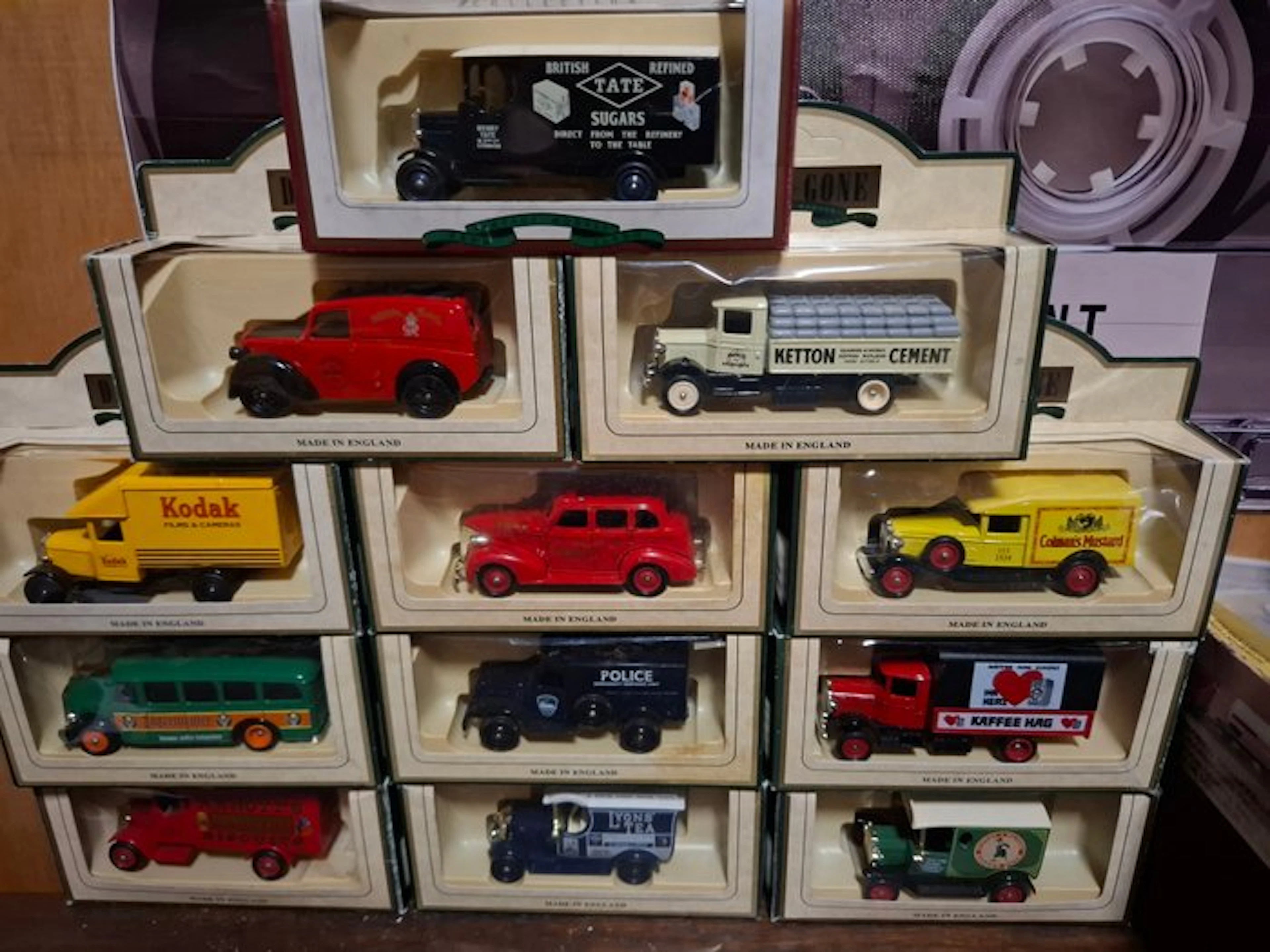 Days Gone 1:43 - Model car (12) - vintage bezorgwagens en bestelauto's