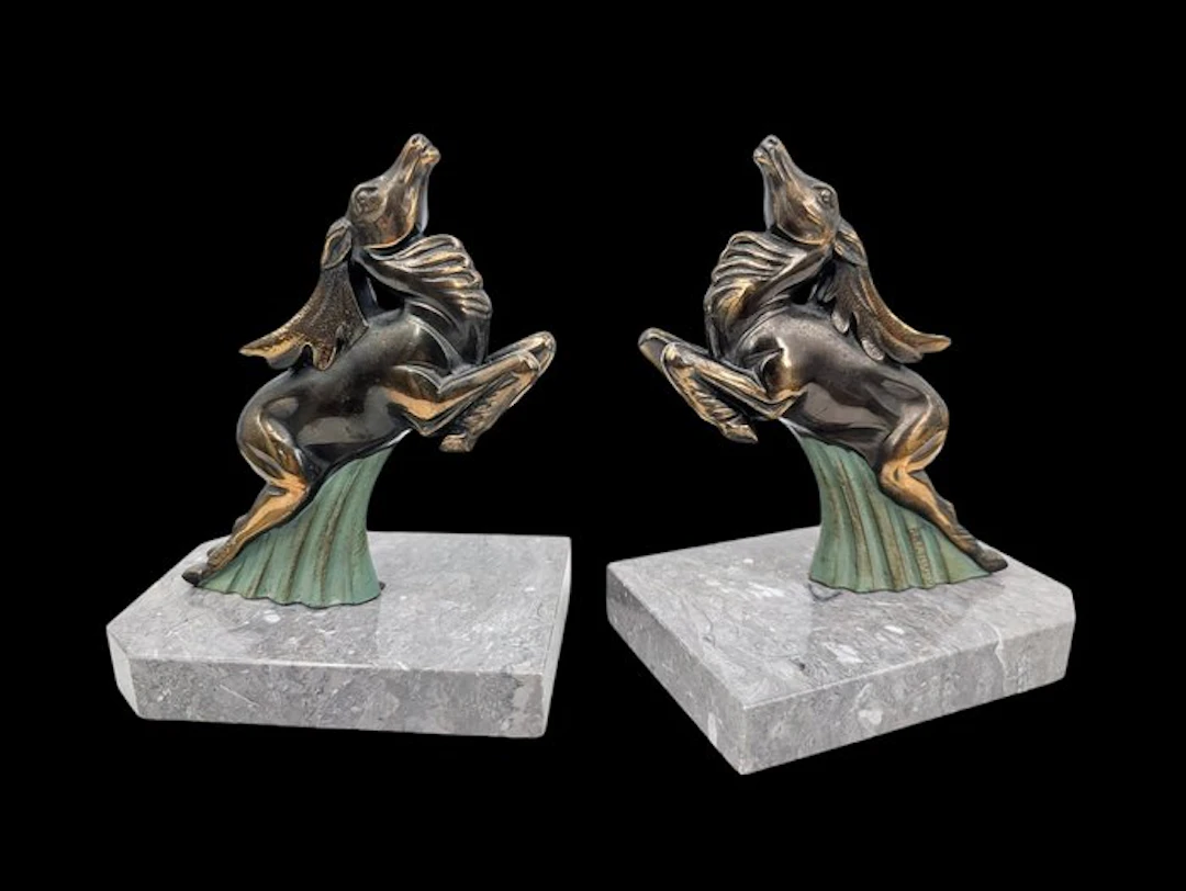 Paire de serre-livres Art déco représentant des cerfs bondissants