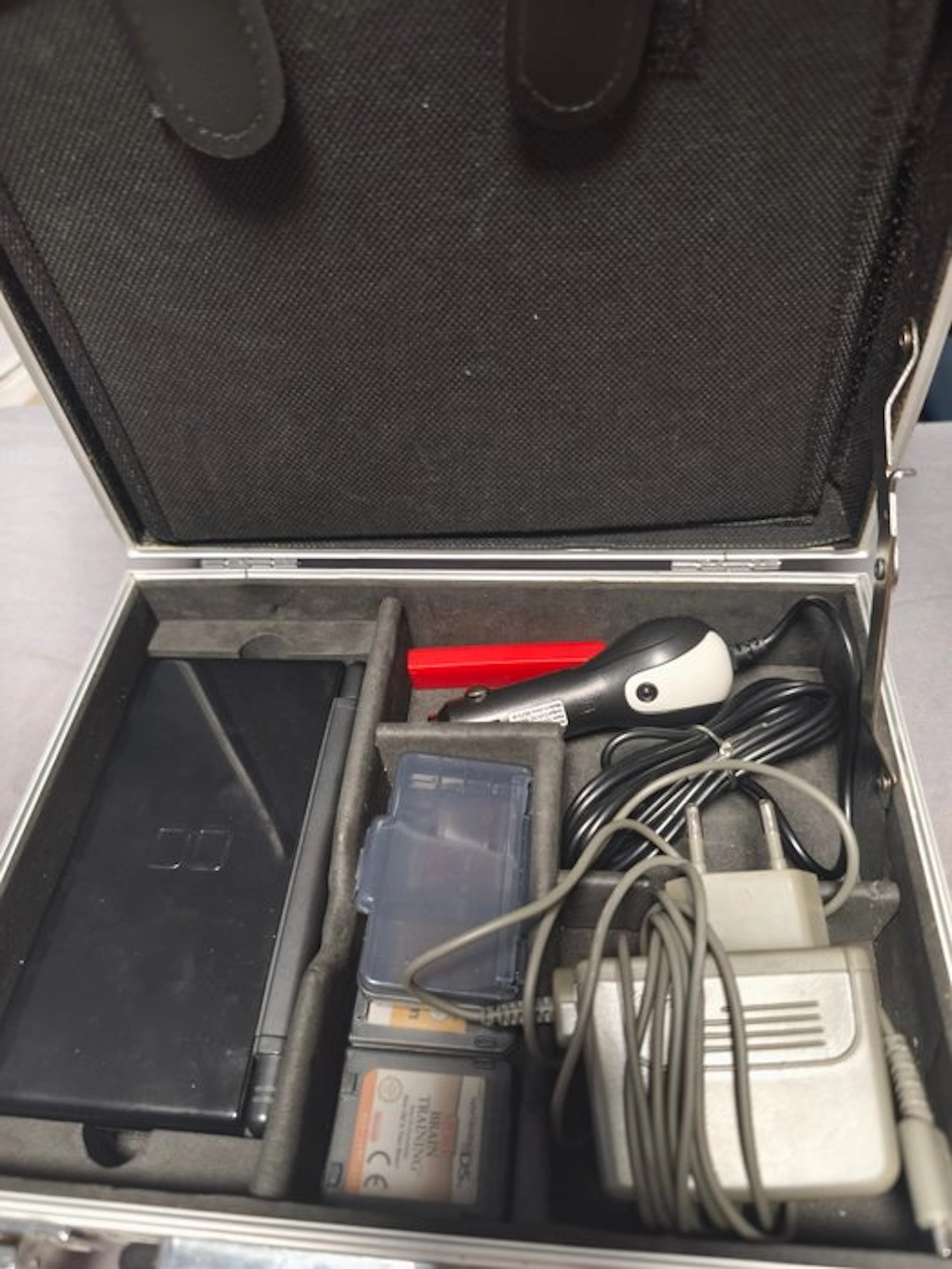 Nintendo - DS - Nintendo DS Lite - Video game console + games - metal box