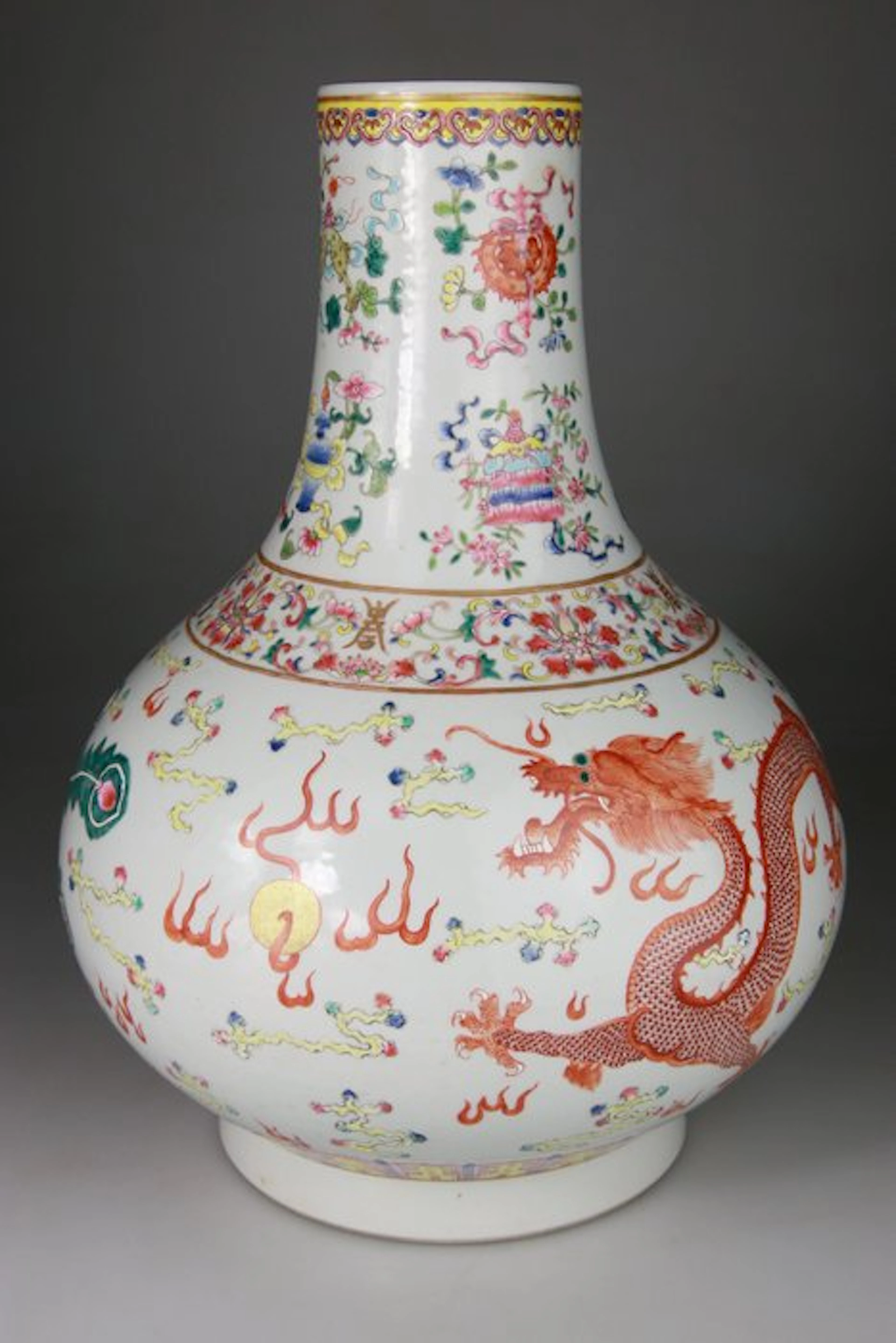 Tianqiuping Vase - Famille Rose Dragon - Daoguang Mark...