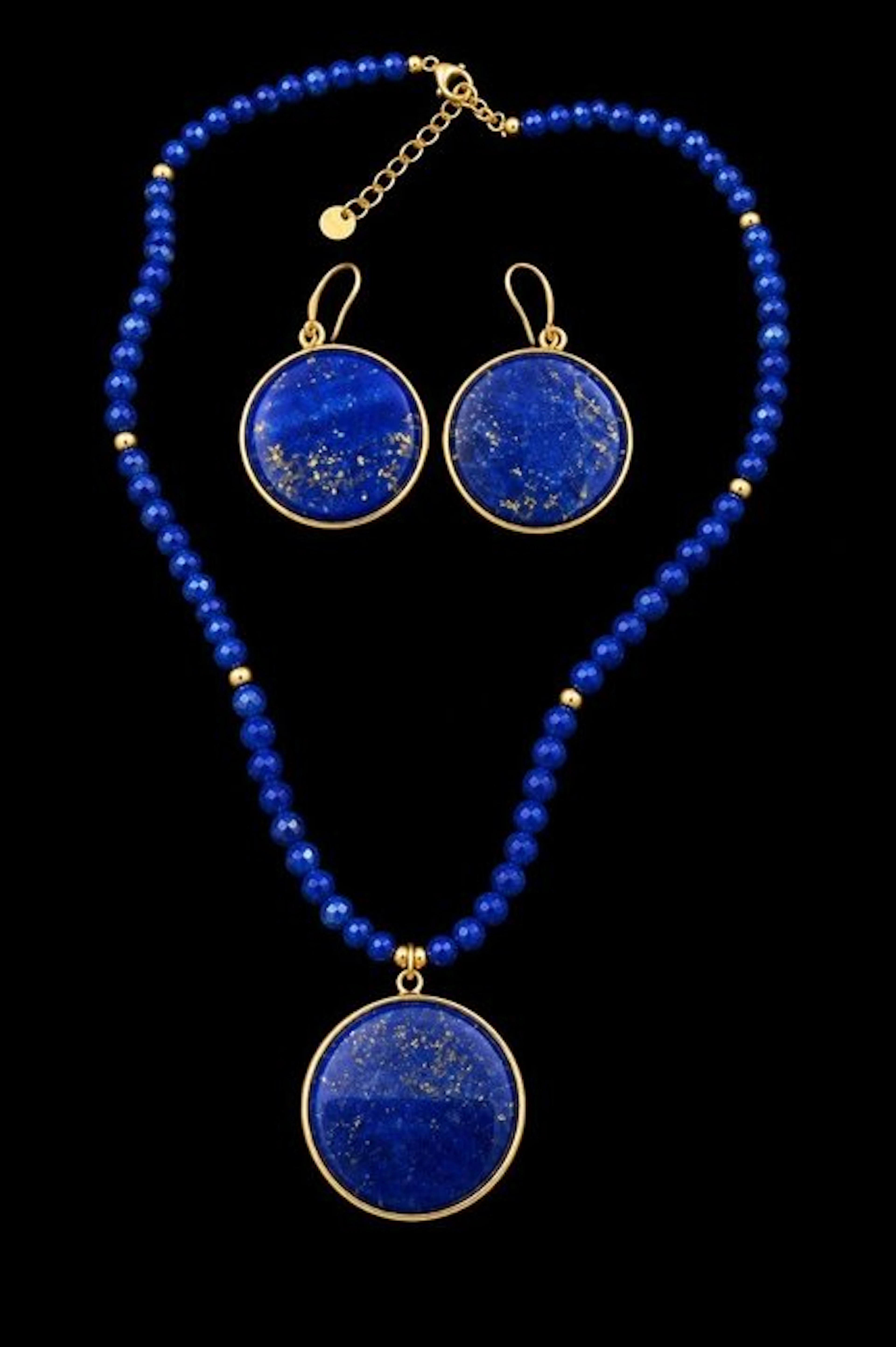 Elegant necklace and earrings set in natural