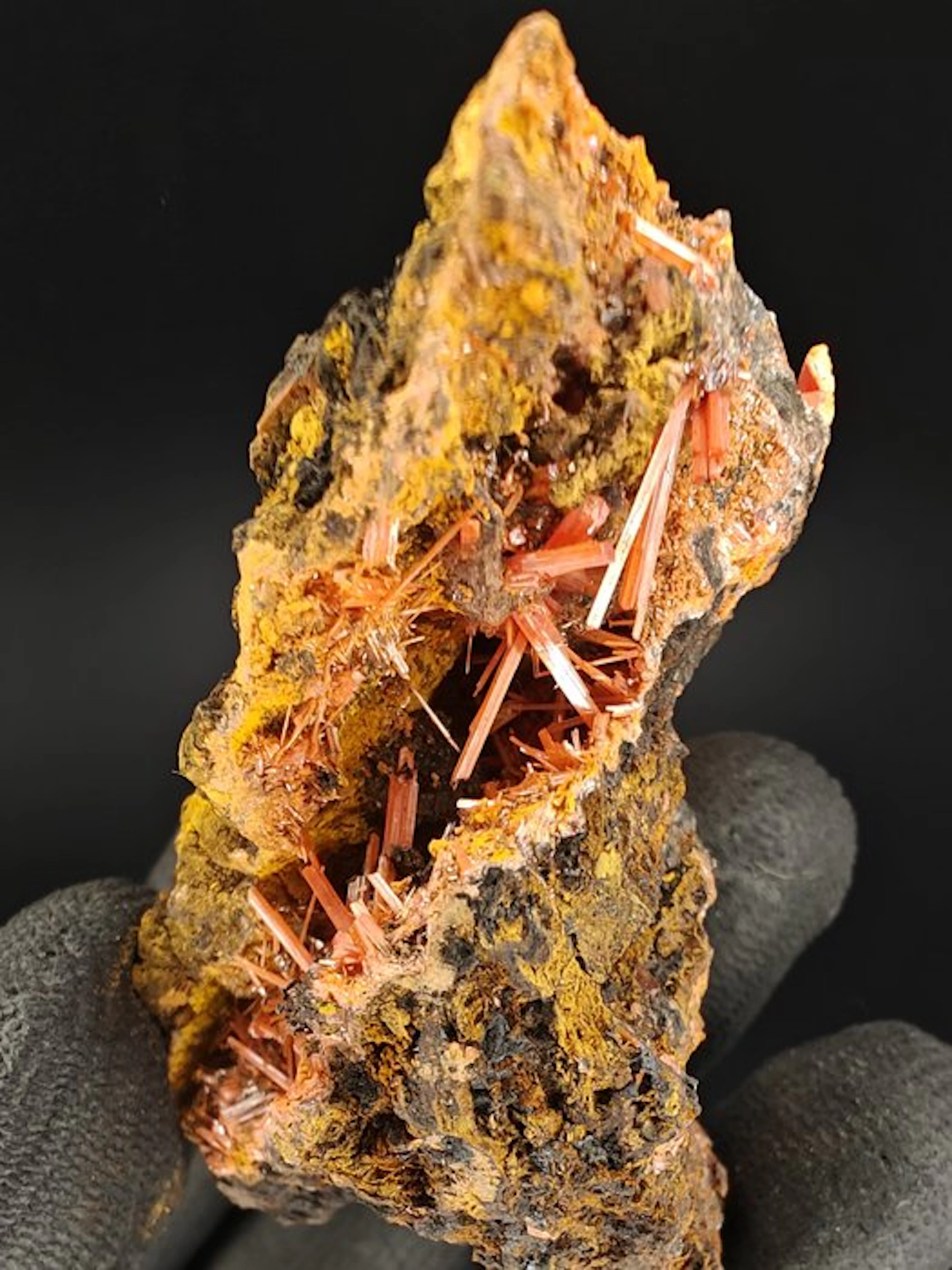 Crocoite Crystals on matrix - Height: 5 cm - Width: 4 cm- 100 g