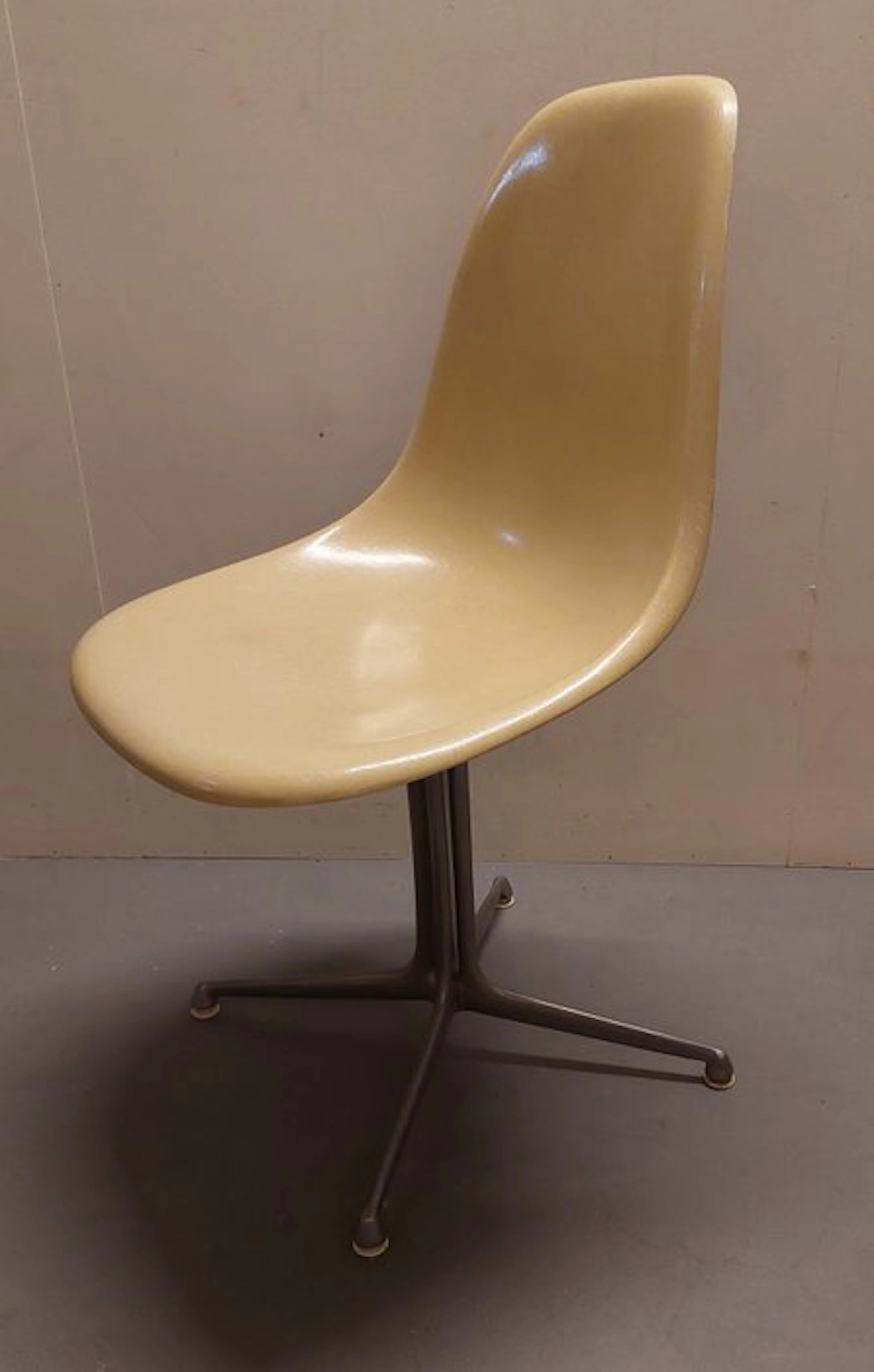 Herman Miller - Charles & Ray Eames - Chair - DSR - Fibreglass, Aluminium