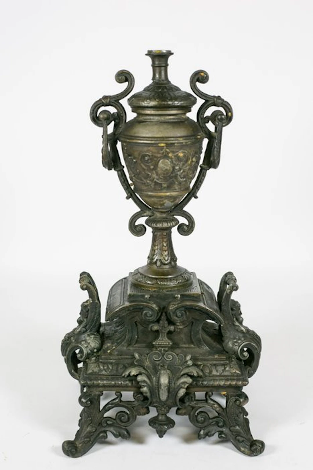 Vase - Metal alloy - decorative historicist urn with griffins and figures