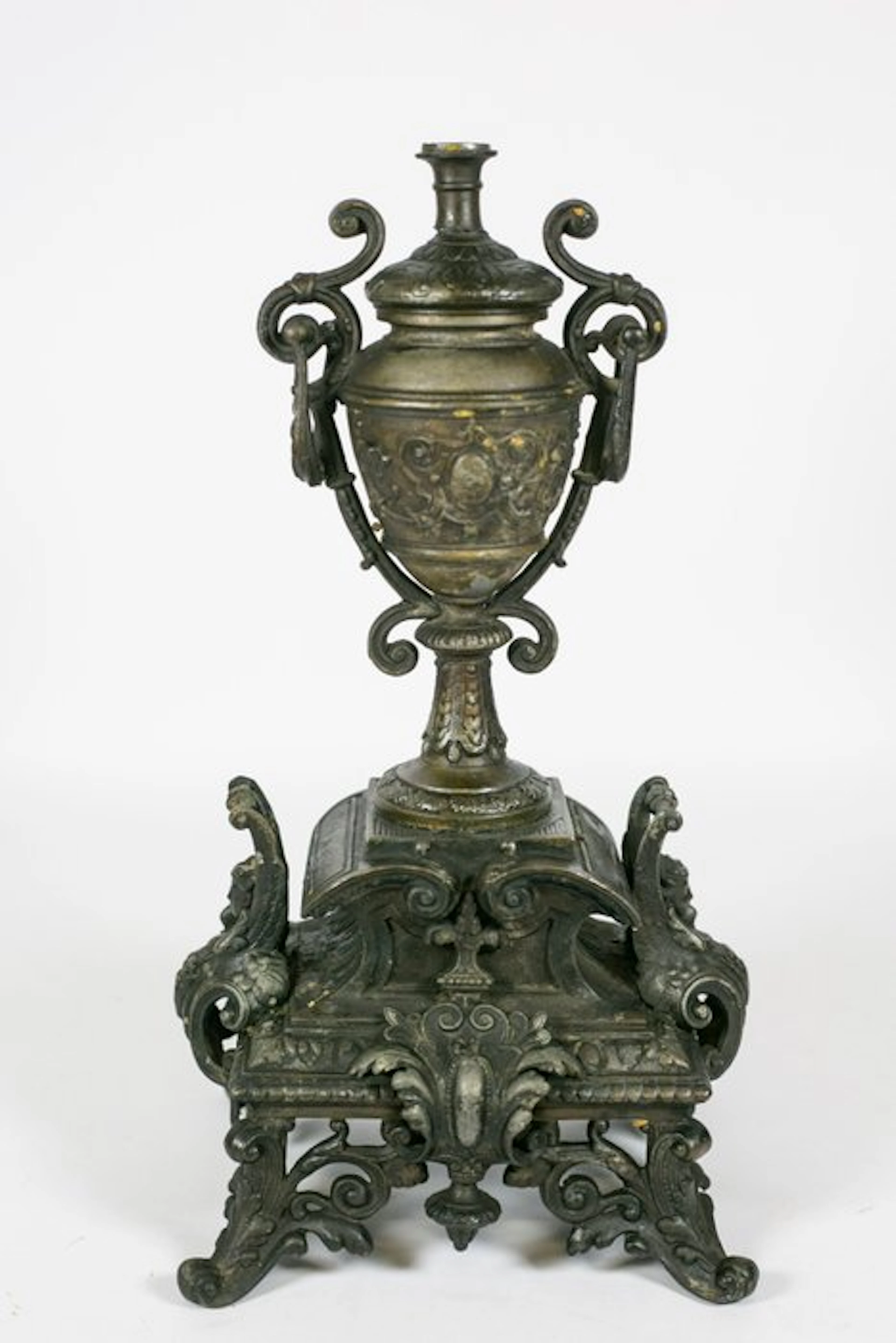 Vase - Metal alloy - decorative historicist urn with griffins and figures