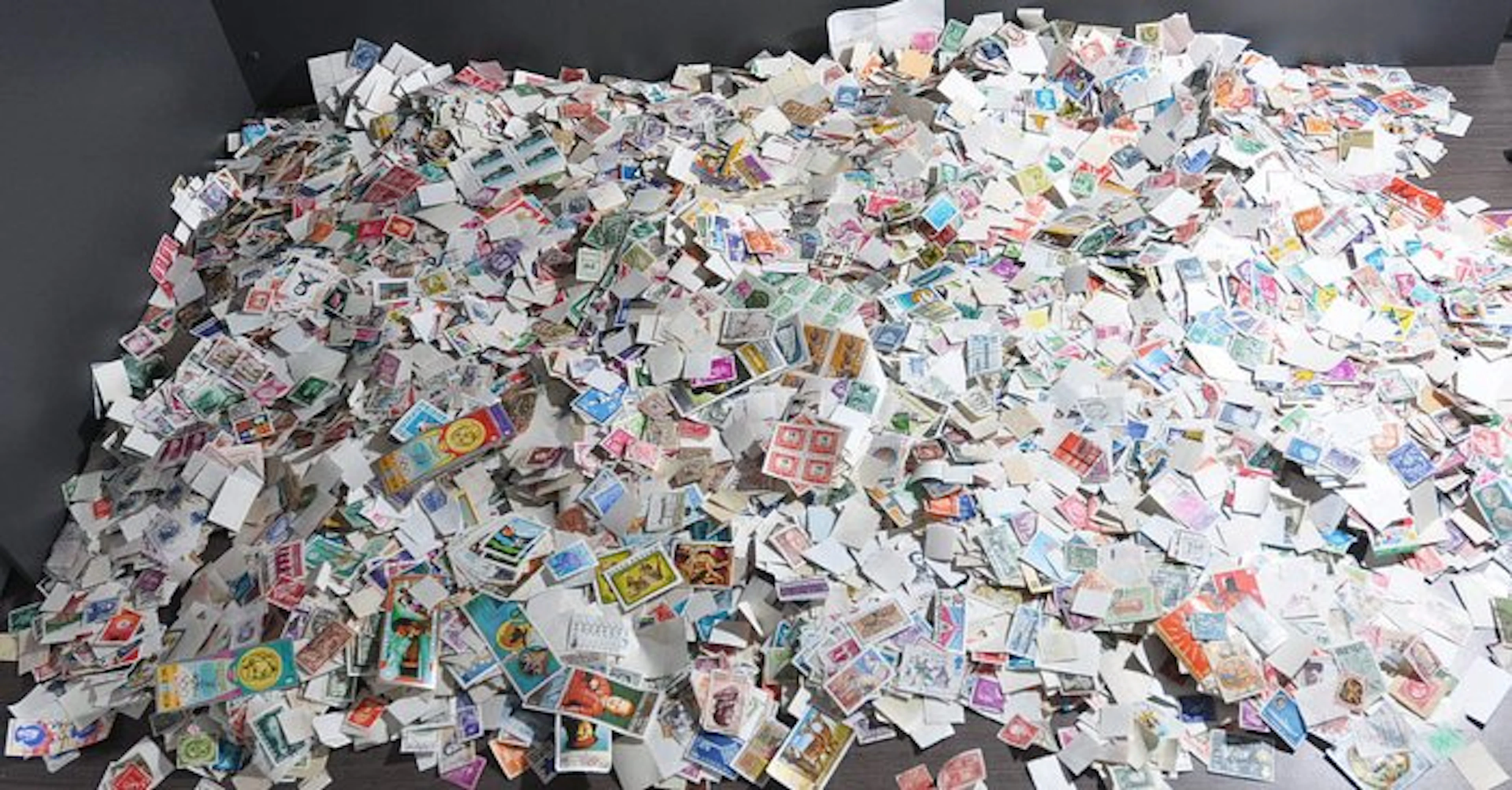 World - A large batch with around 52,000+ stamps without...