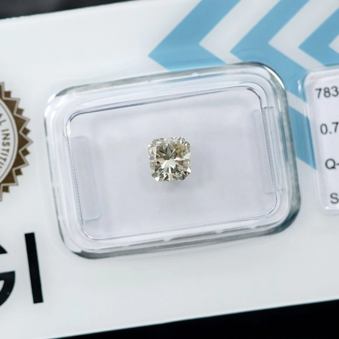 No reserve price - 1 pcs Diamond (Natural coloured)...